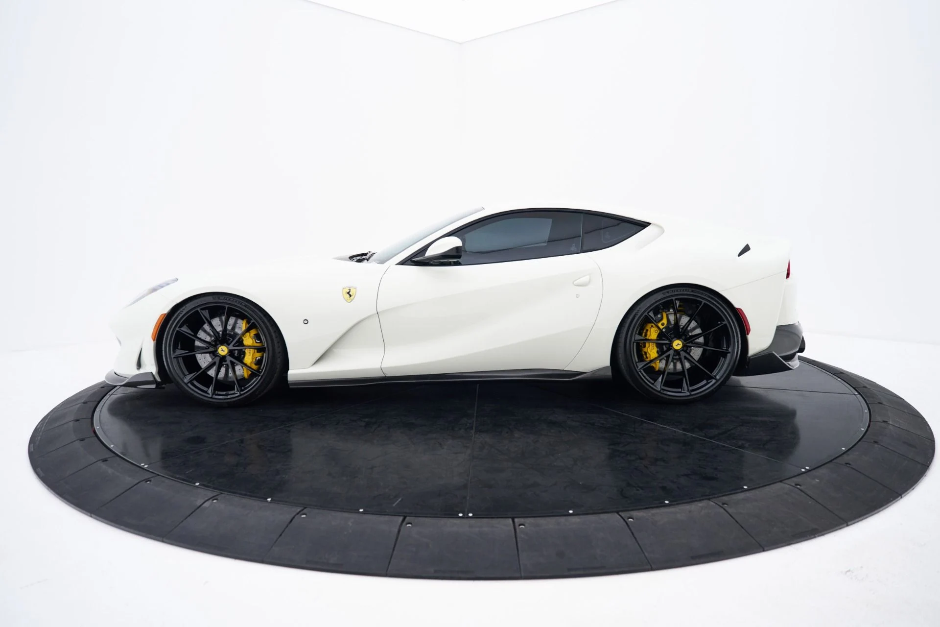 mph015_1208640982_Used_2018_Ferrari_812_Superfast_Base_1793220982_2a1eac9c47