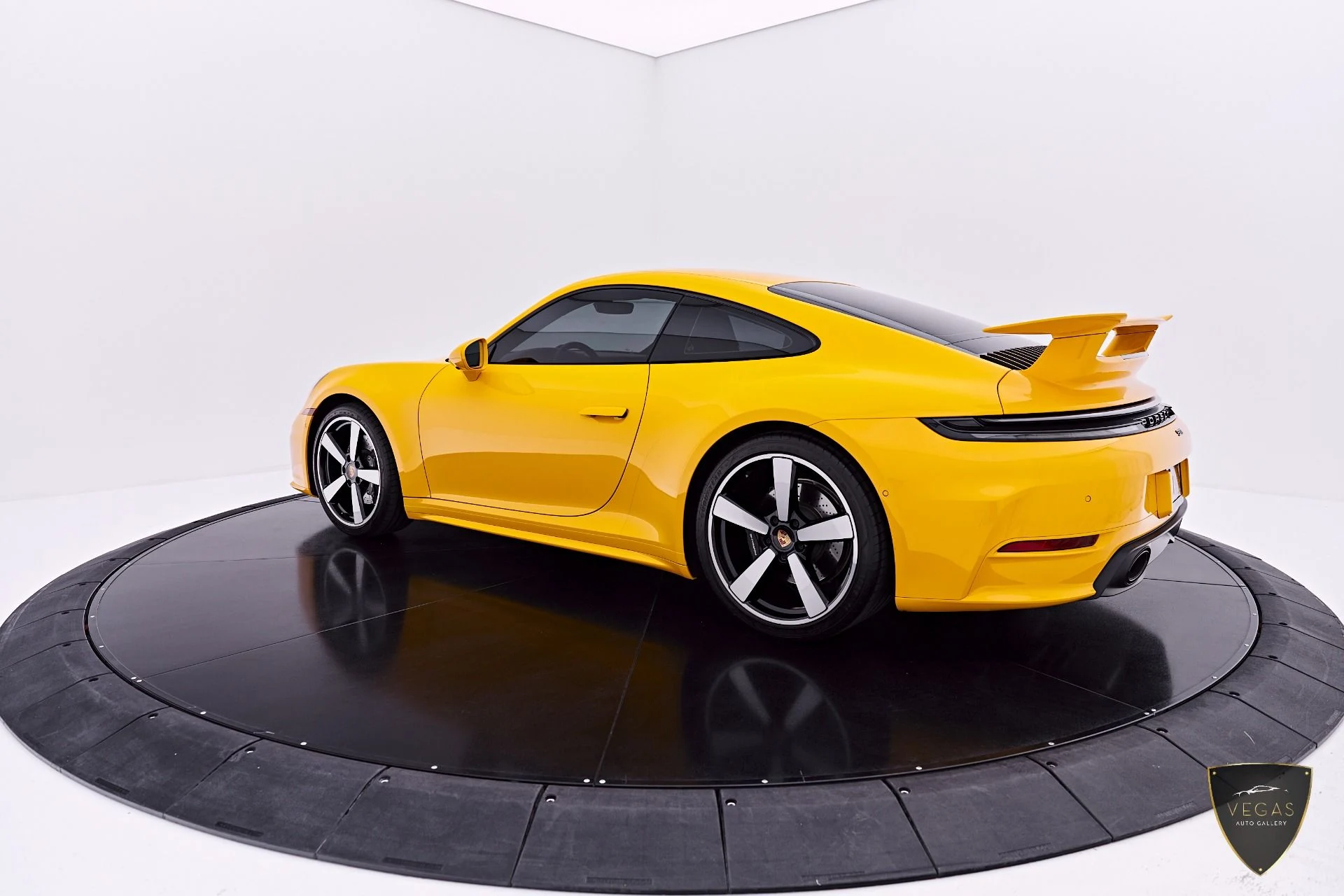 mph015_1210133308_Used_2025_Porsche_911_Carrera_1784942442_c47730b1fa