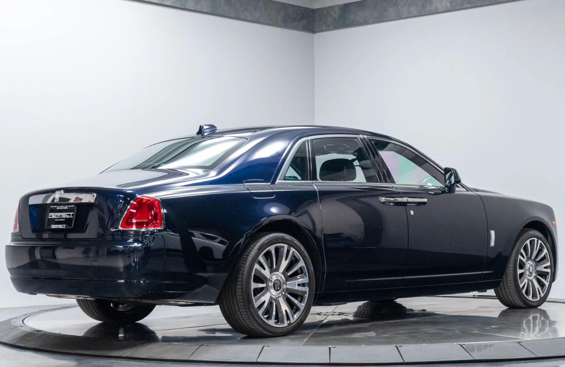 mph015_1215672970_Used_2018_Rolls_Royce_Ghost_Base_1786492649_03f3adbc59