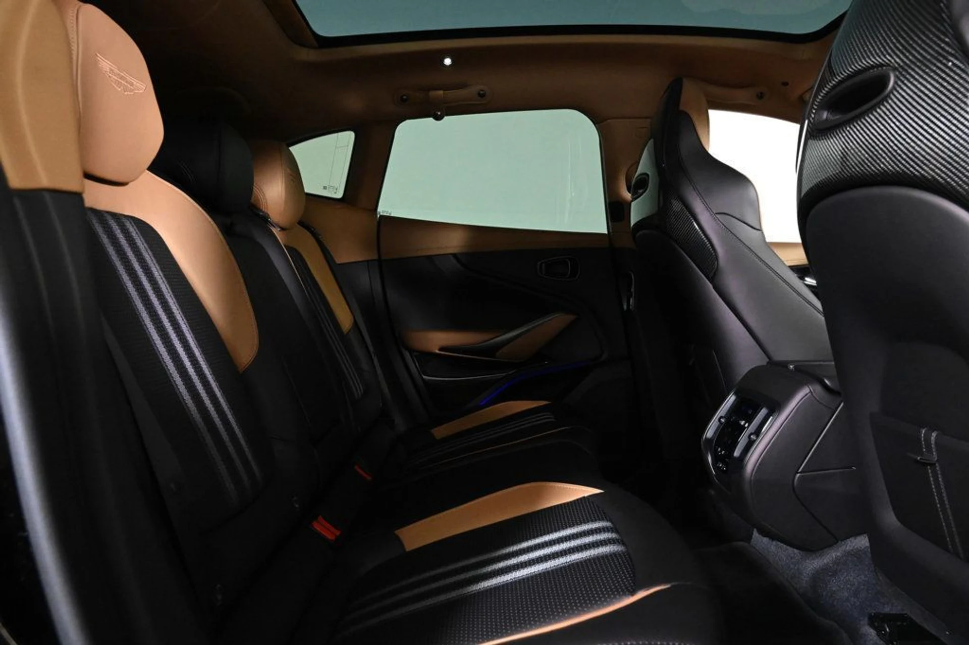 mph015_1220777124_new_2026_aston_martin_dbx_707awd_11350_22969436_16_1024_f8340ae0a7