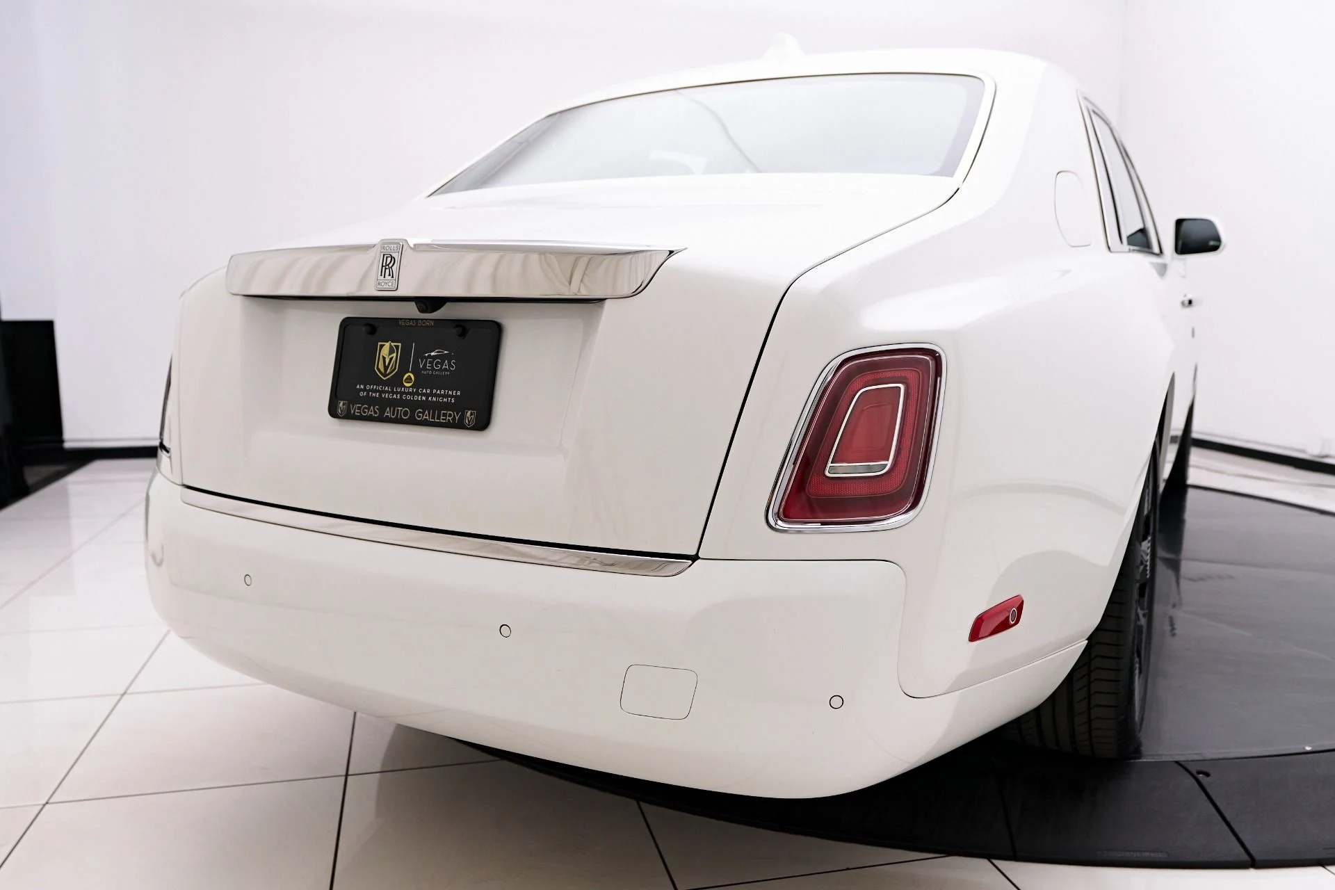 mph015_1231778930_Used_2025_Rolls_Royce_Phantom_Base_1758394100_0c2a4ba70b