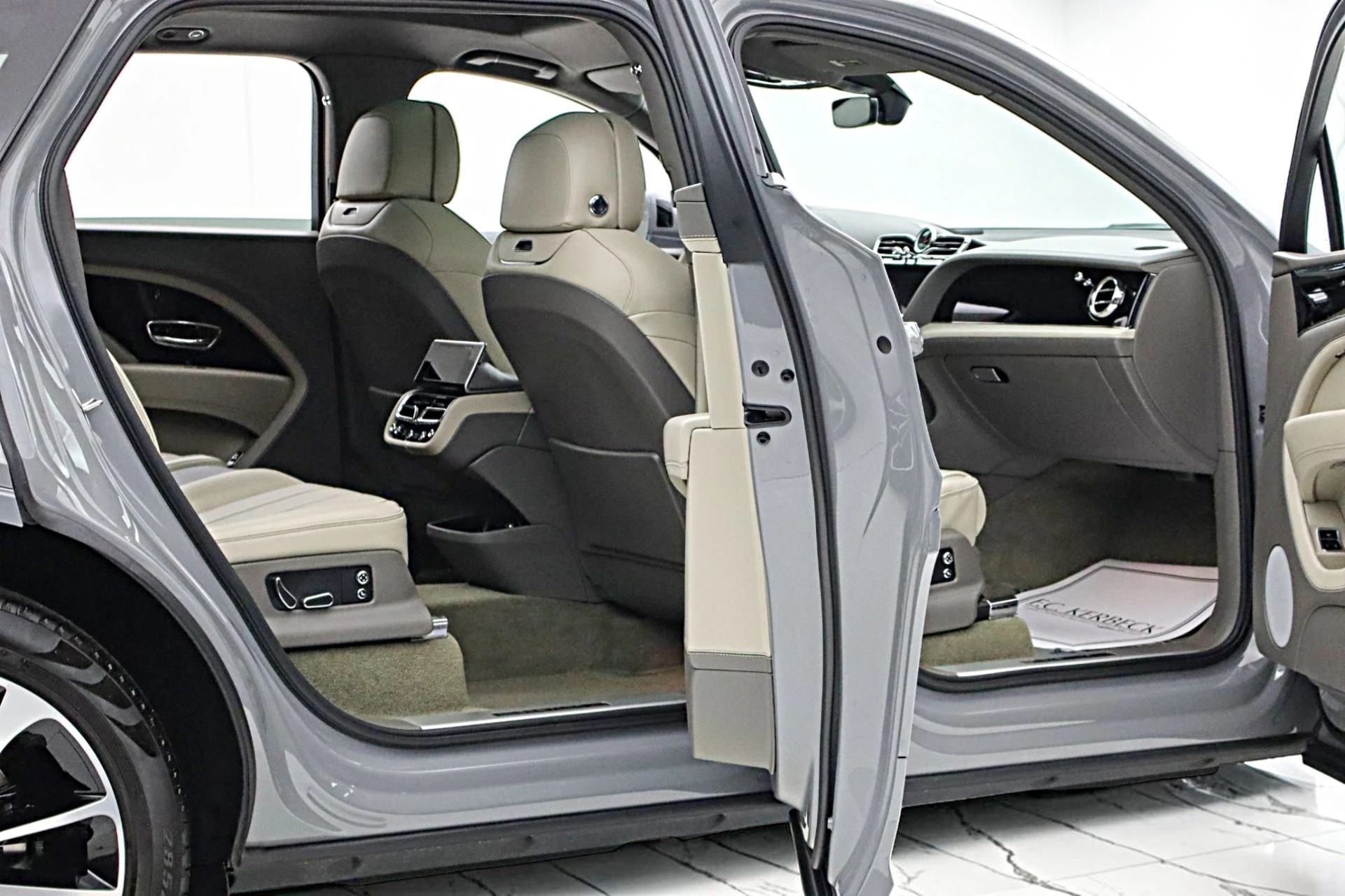 mph015_124111846_Used_2024_Bentley_Bentayga_EWB_V8_LEASE_OPTIONS_AVAILABLE_ea0c07b2de
