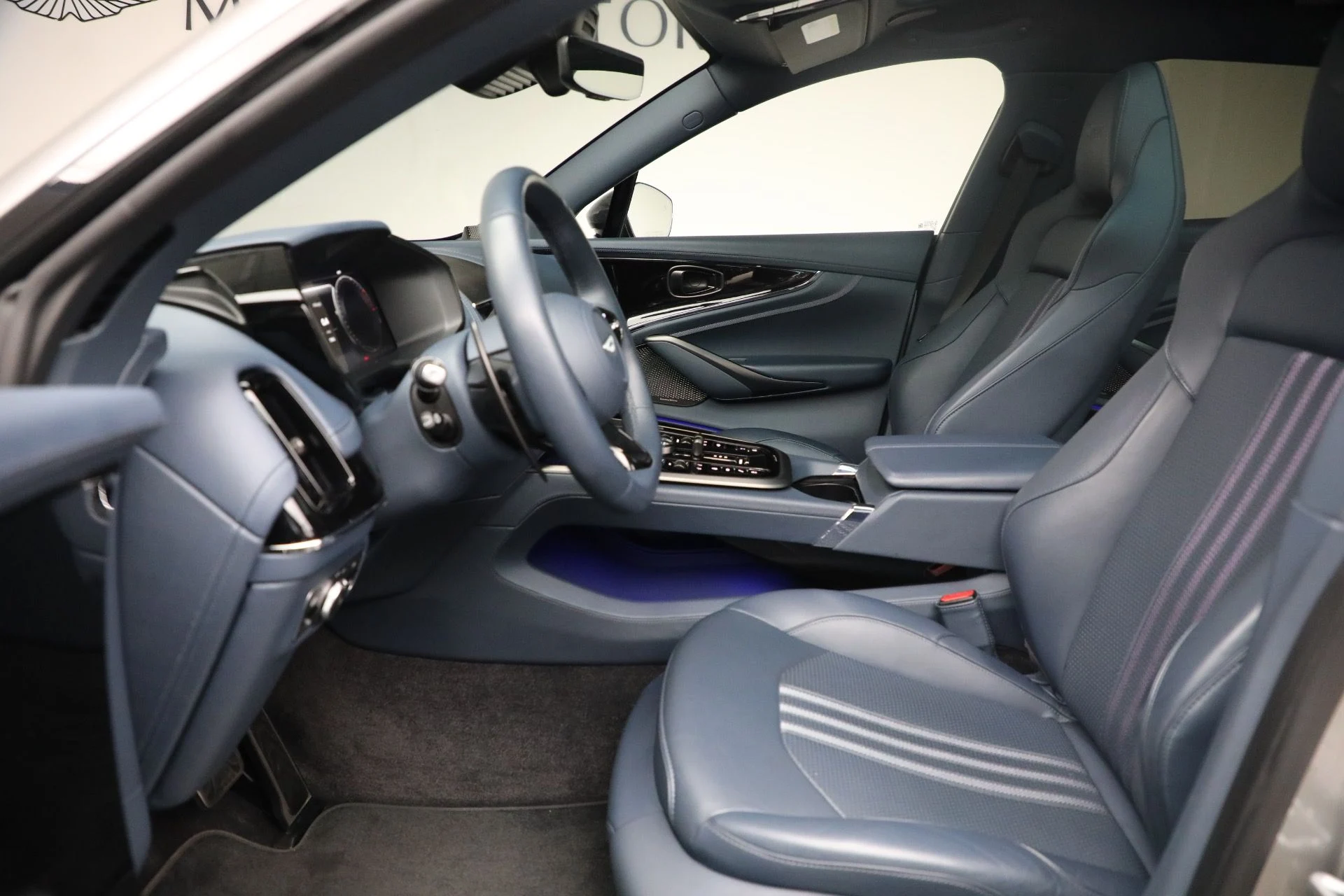 mph015_1241720637_New_2025_Aston_Martin_DBX_707_1762018679_6886dbe69f