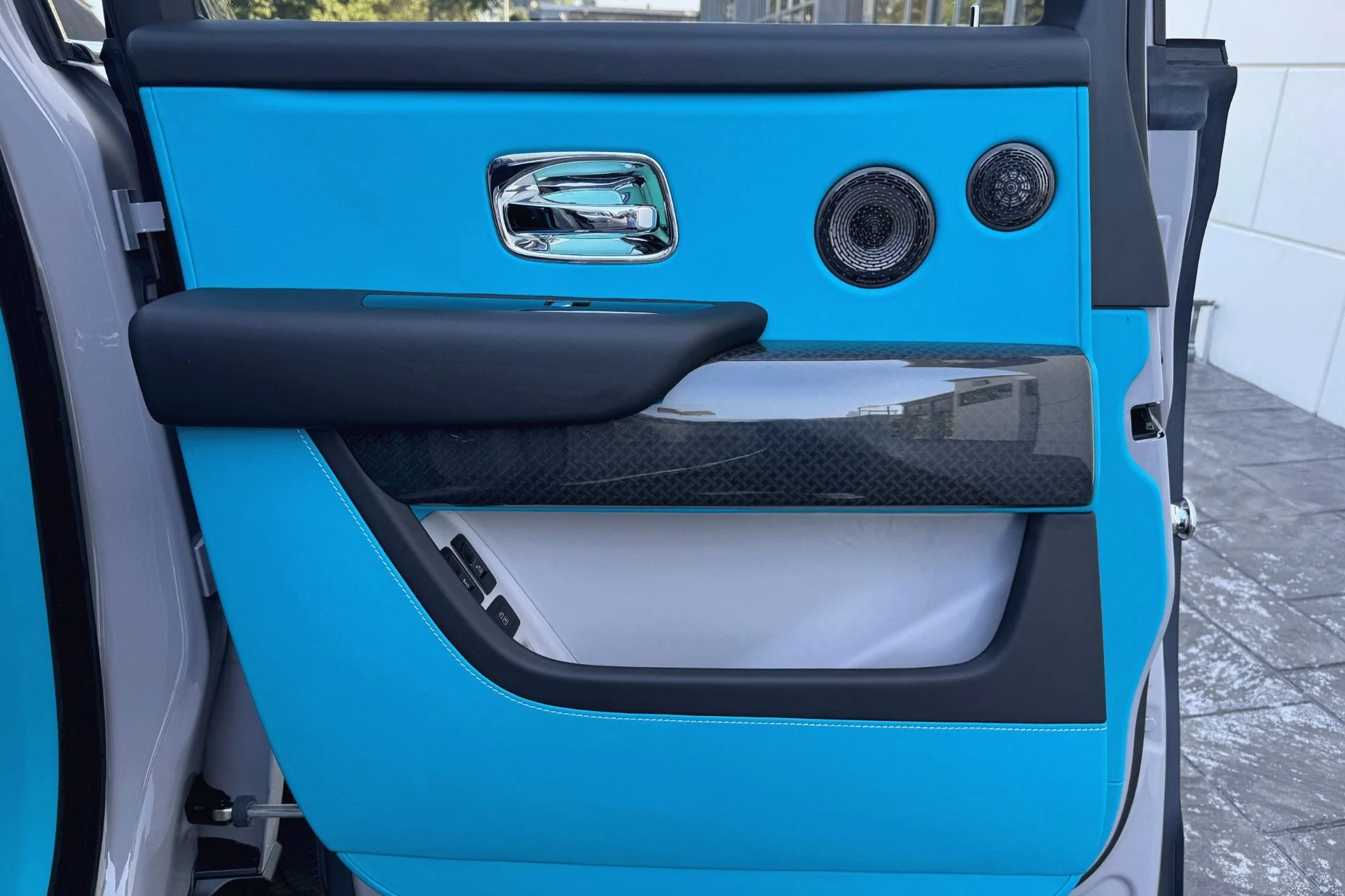 mph015_1259290113_Used_2022_Rolls_Royce_Black_Badge_Cullinan_1758544859_b78f39c7d1