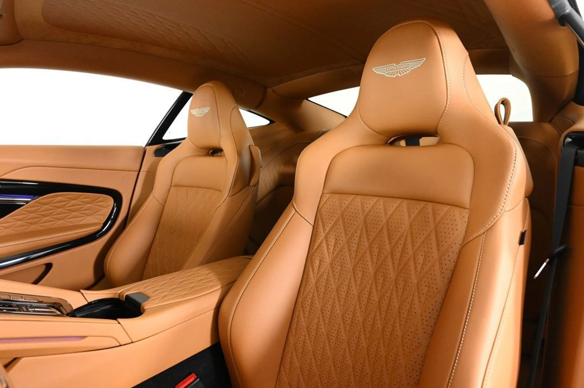 mph015_1287813278_new_2026_aston_martin_db12_coupe_11350_22943033_15_1024_6dde21ea1d