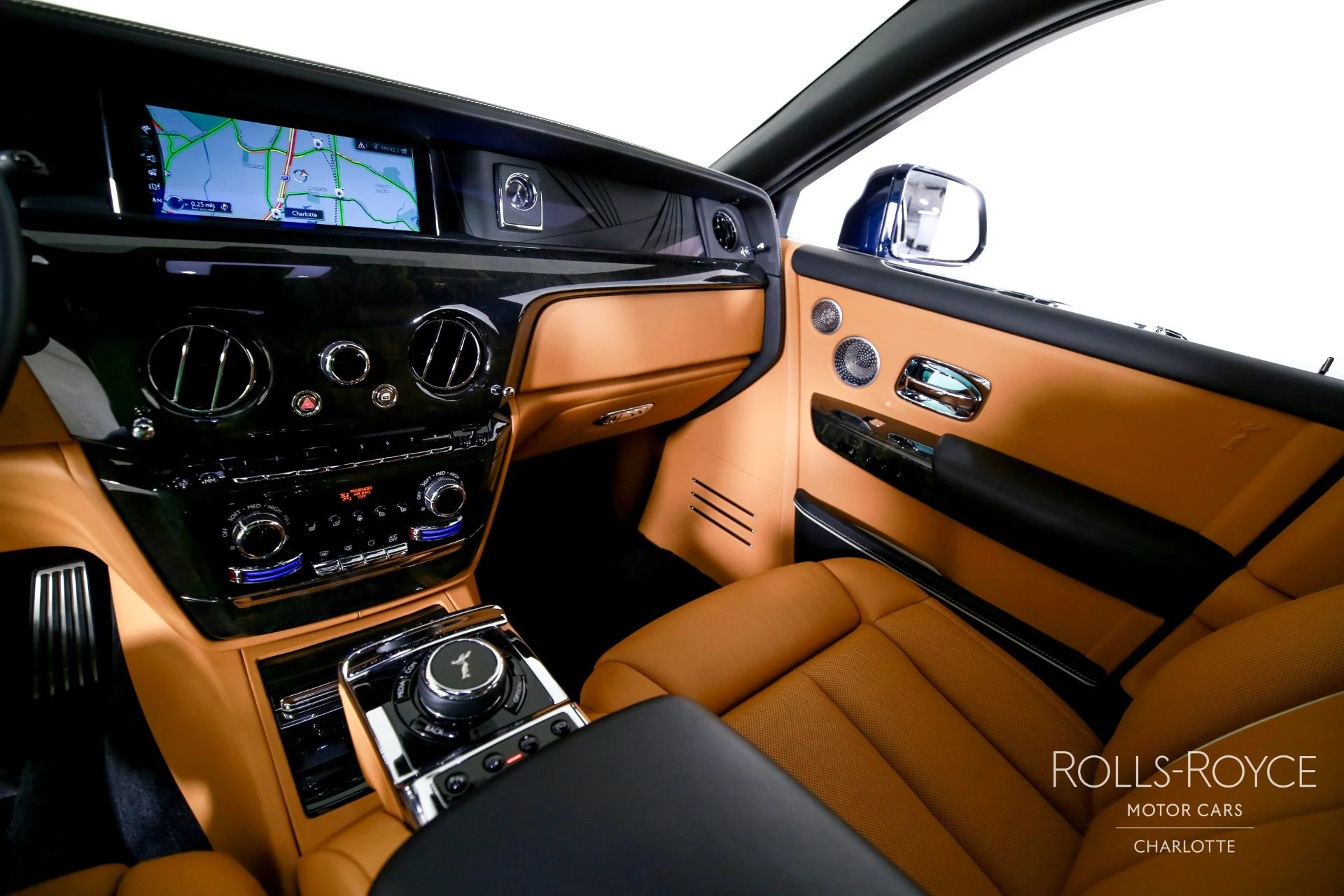mph015_1305083897_Used_2020_Rolls_Royce_Phantom_1752871576_f4e2185579