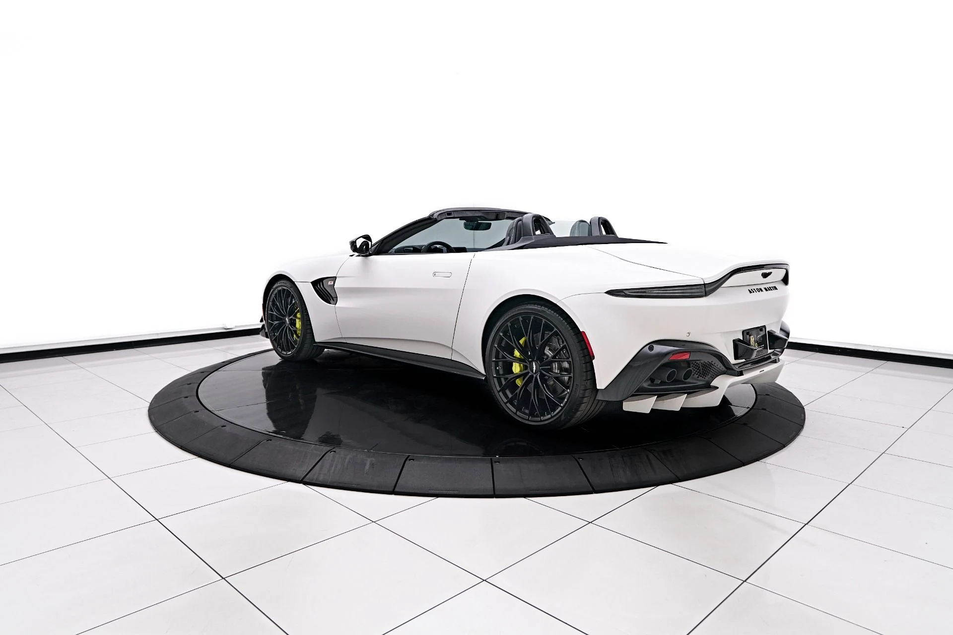 mph015_1308516129_Used_2023_Aston_Martin_Vantage_F1_Edition_1754013179_8235d8730f