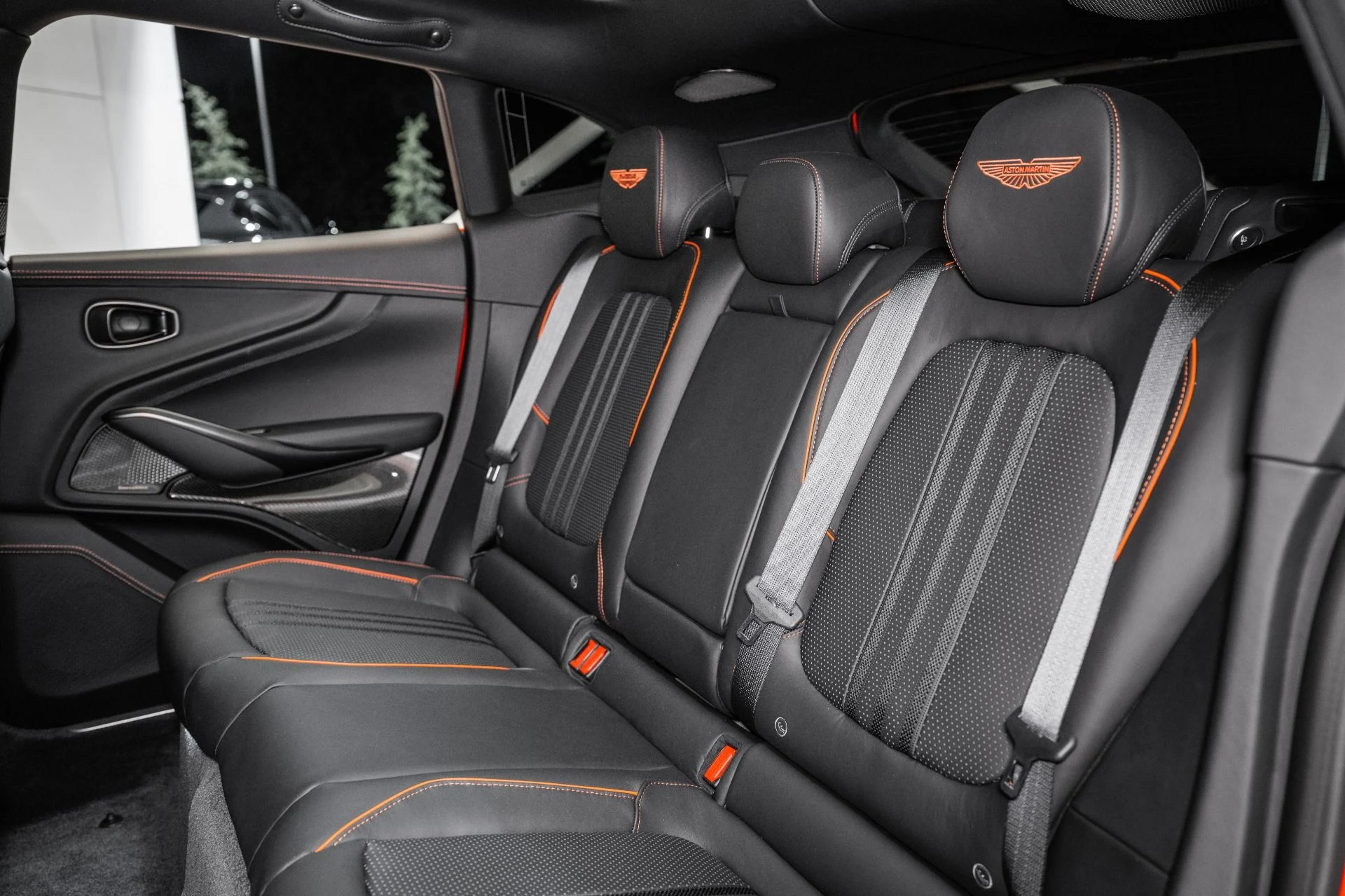 mph015_1316213214_Used_2025_Aston_Martin_DBX_707_1748959342_02f7b6b818