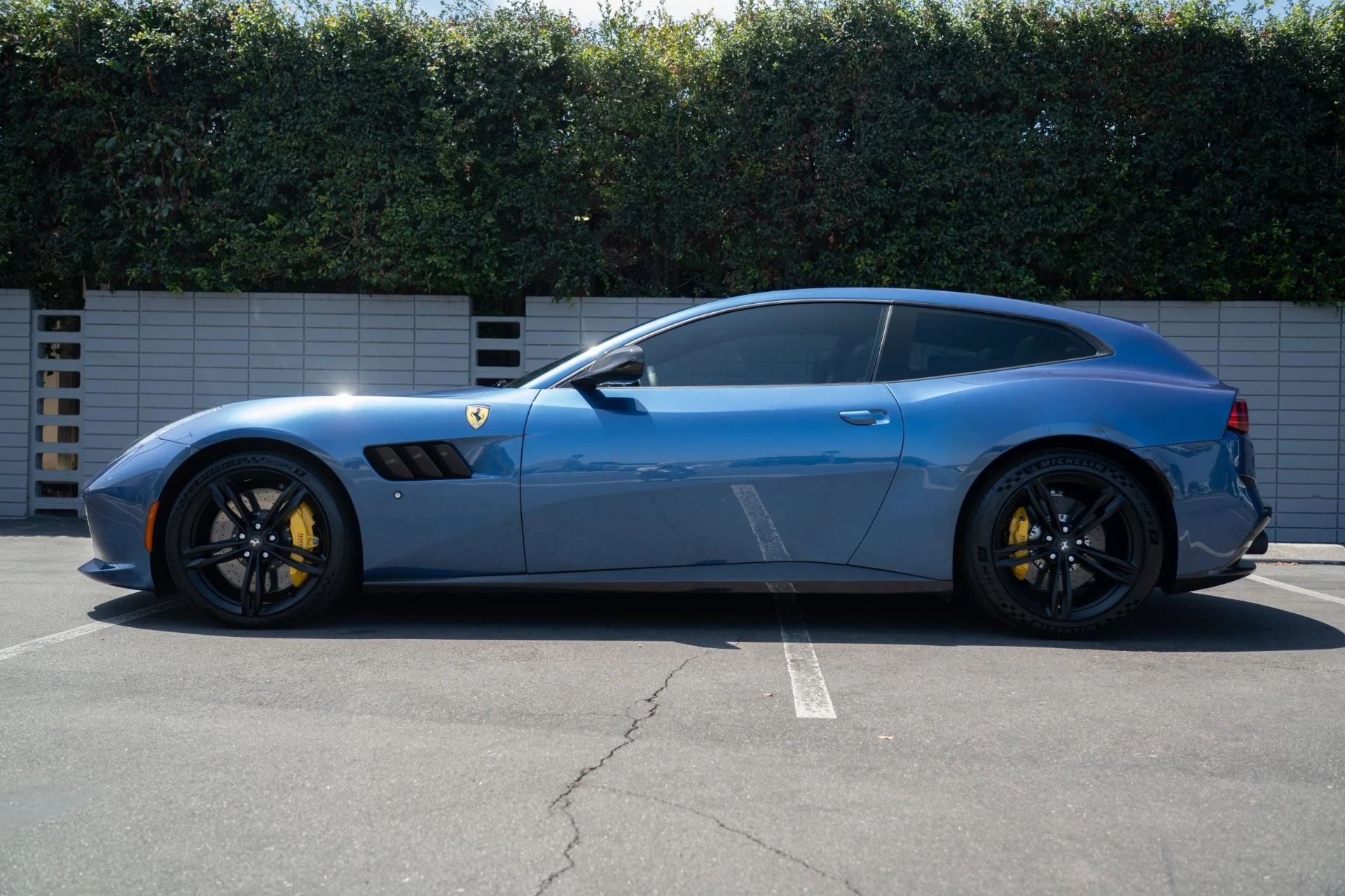 mph015_1316915363_Used_2017_Ferrari_GTC_4_Lusso_1755302053_3ee9c8de66
