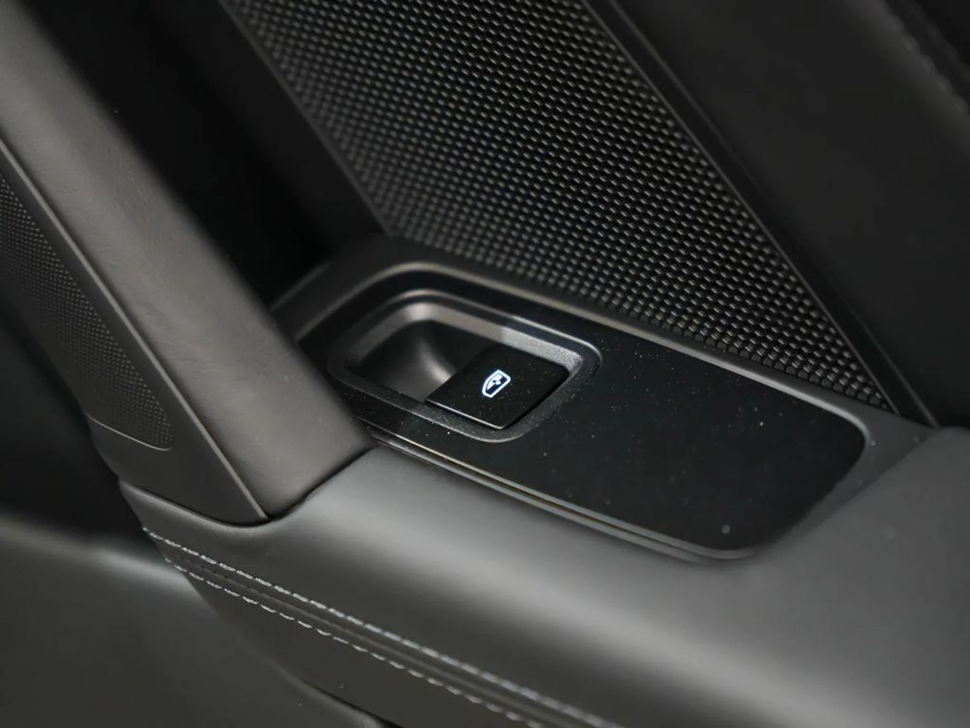 mph015_1359018159_c1_U2_R_WX_Wl_Tapvcf5_E_Xhs_K9j_F_Q_2430114938