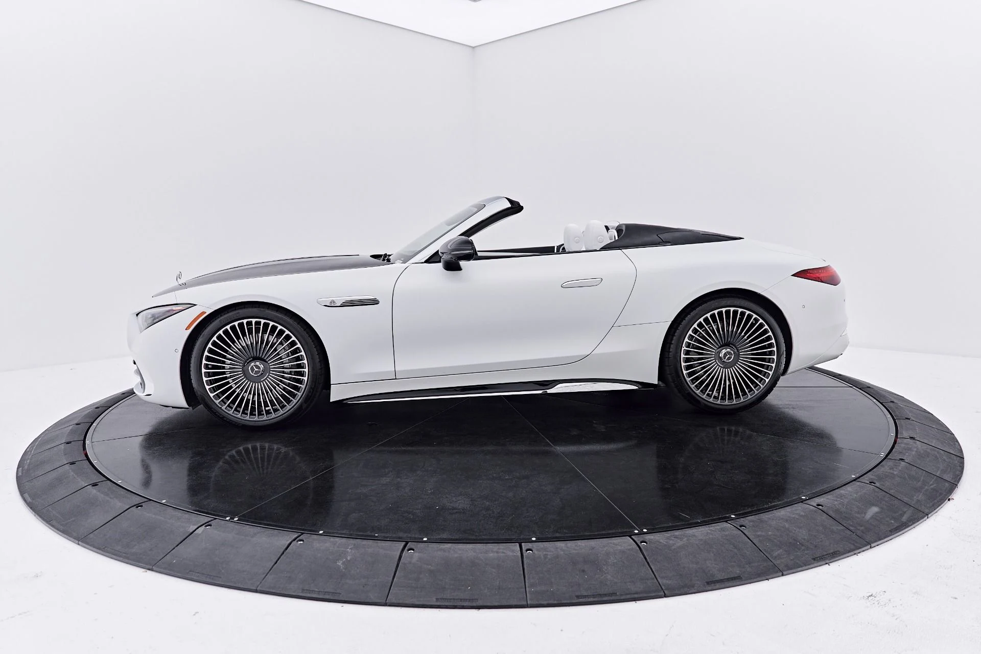 mph015_1374764567_Used_2026_Mercedes_Benz_SL_Class_Maybach_SL_680_1790357649_ed193d64b6