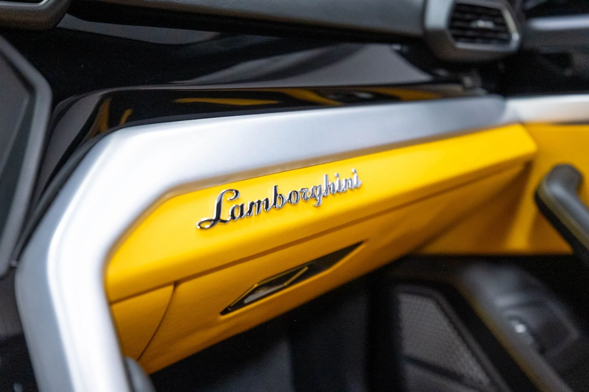 mph015_1377925022_Used_2019_Lamborghini_Urus_1786984868_f44e83a30b