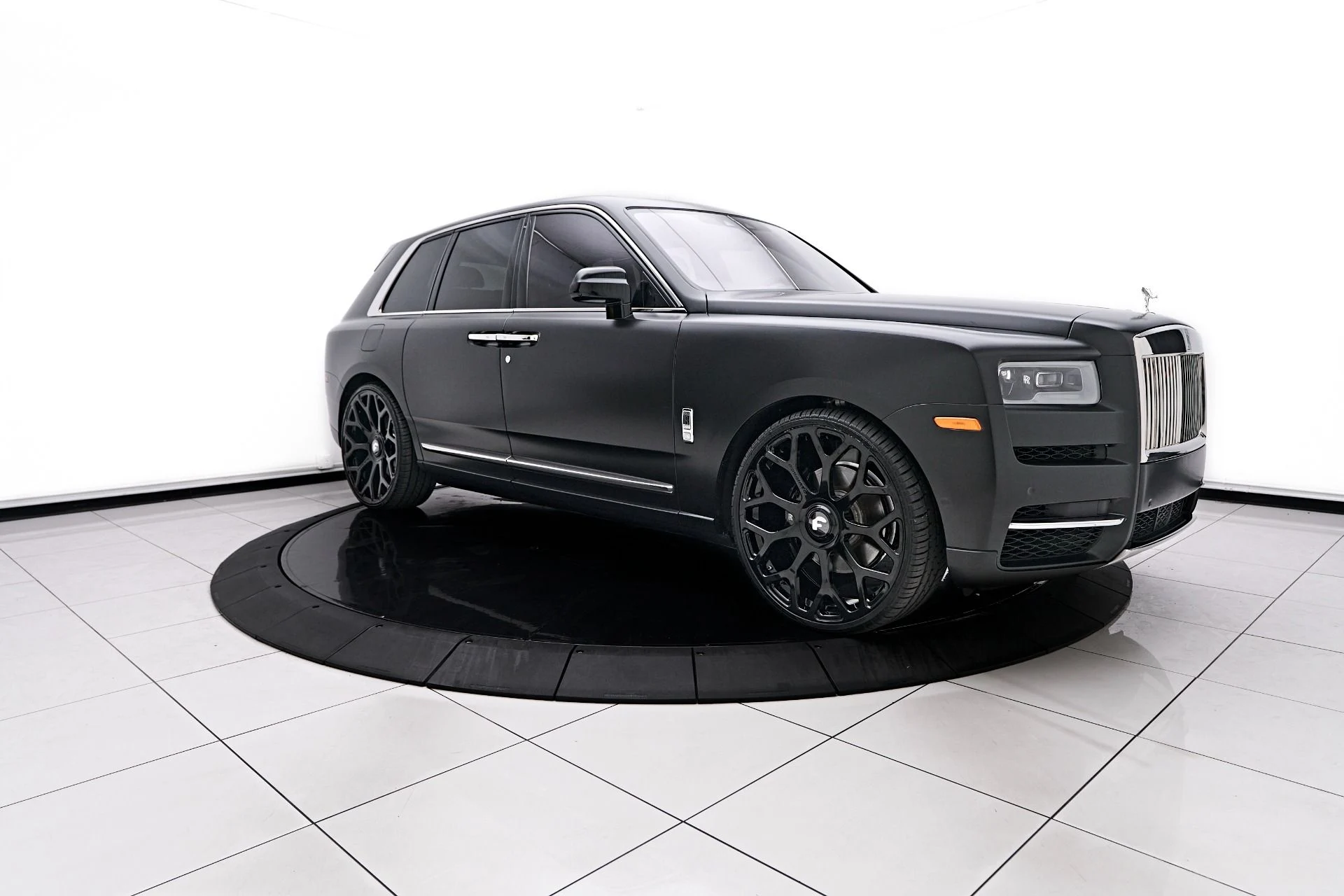 mph015_1378637771_Used_2023_Rolls_Royce_Cullinan_Base_1756252196_8a5b571aa0