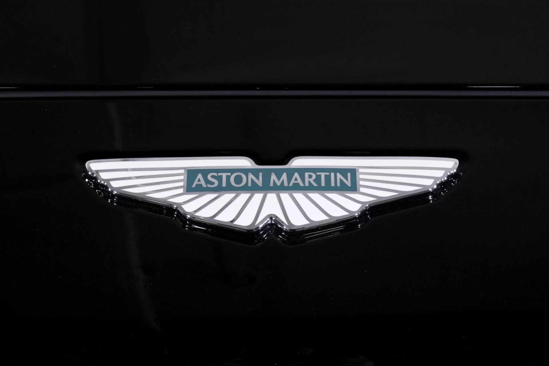 mph015_1380412708_New_2026_Aston_Martin_DBX_707_1769661941_7a94b2075e