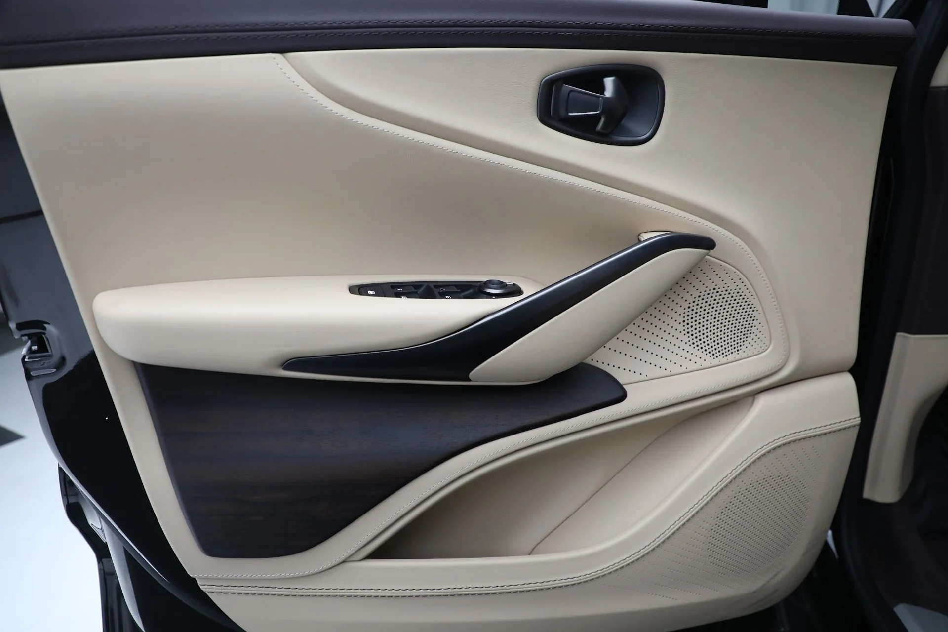 mph015_1382554328_Used_2022_Aston_Martin_DBX_1667327146_7a4fc52a32