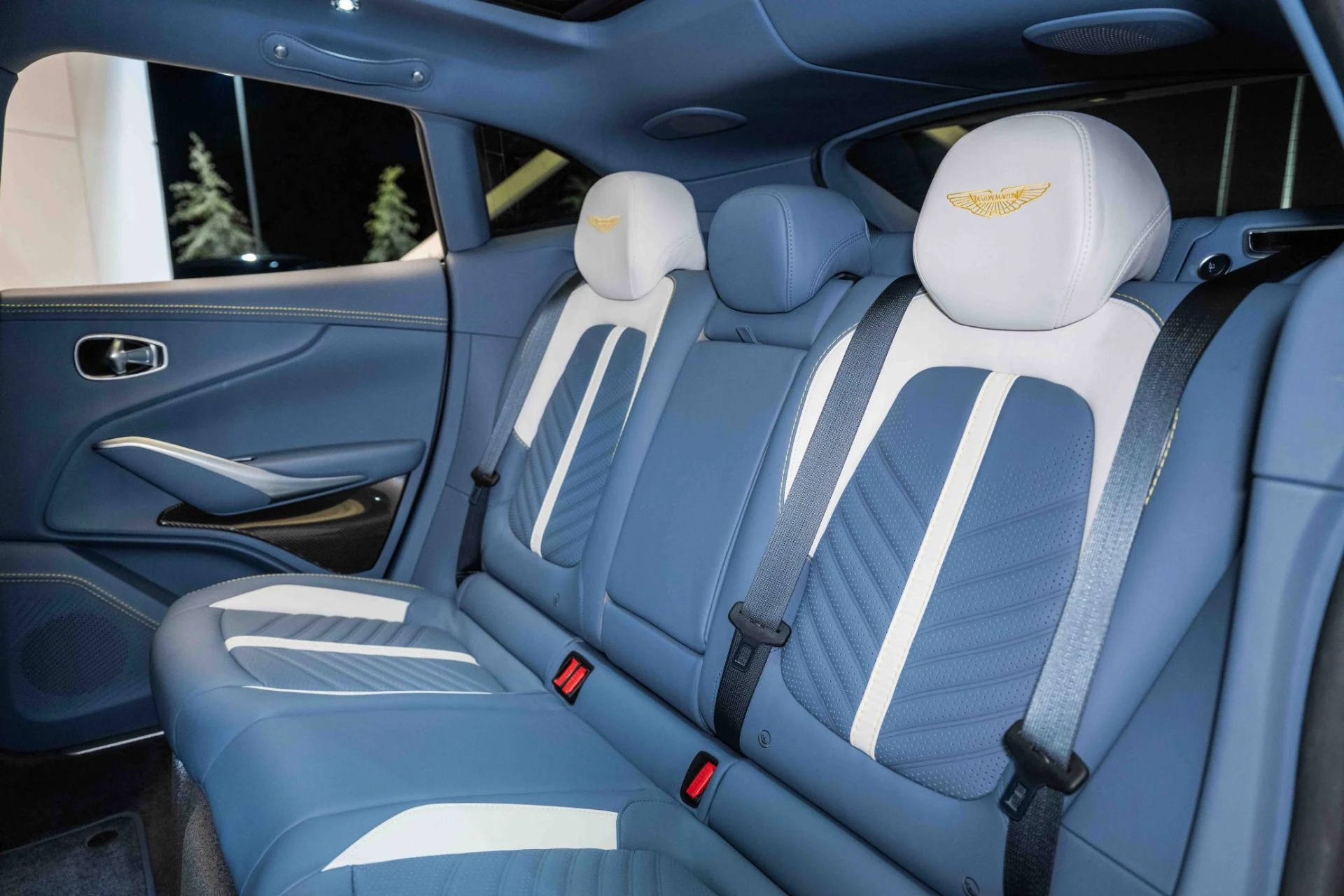 mph015_138310113_Used_2023_Aston_Martin_DBX_707_1728832265_e4e7dd3353