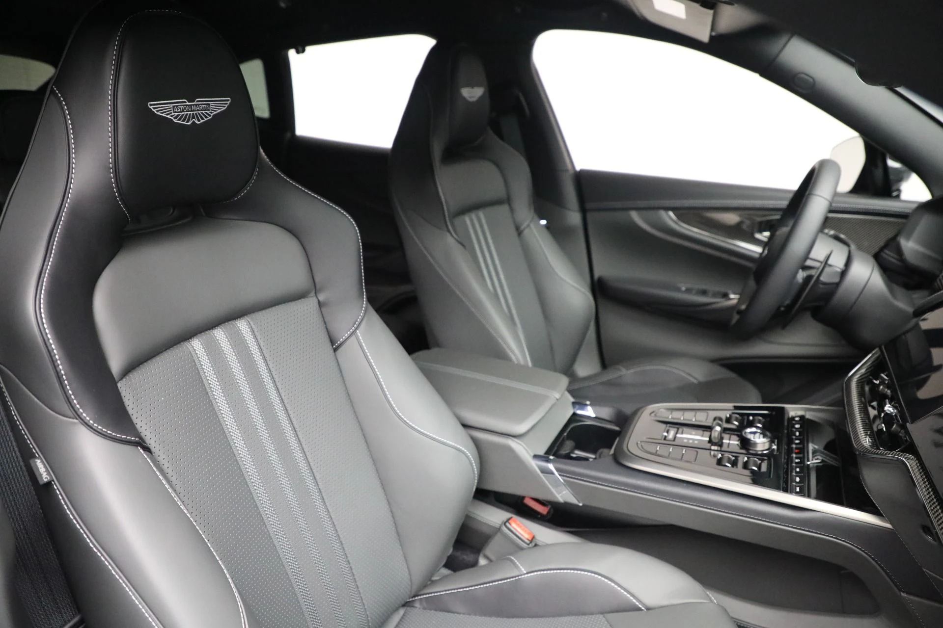 mph015_1457380561_New_2025_Aston_Martin_DBX_707_707_a287269a9e