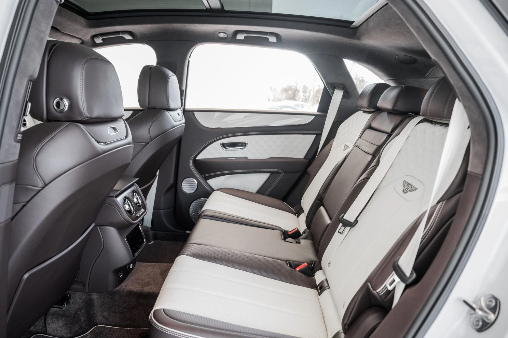 mph015_1468020810_Used_2023_Bentley_Bentayga_Azure_1673896450_97788fdbc9