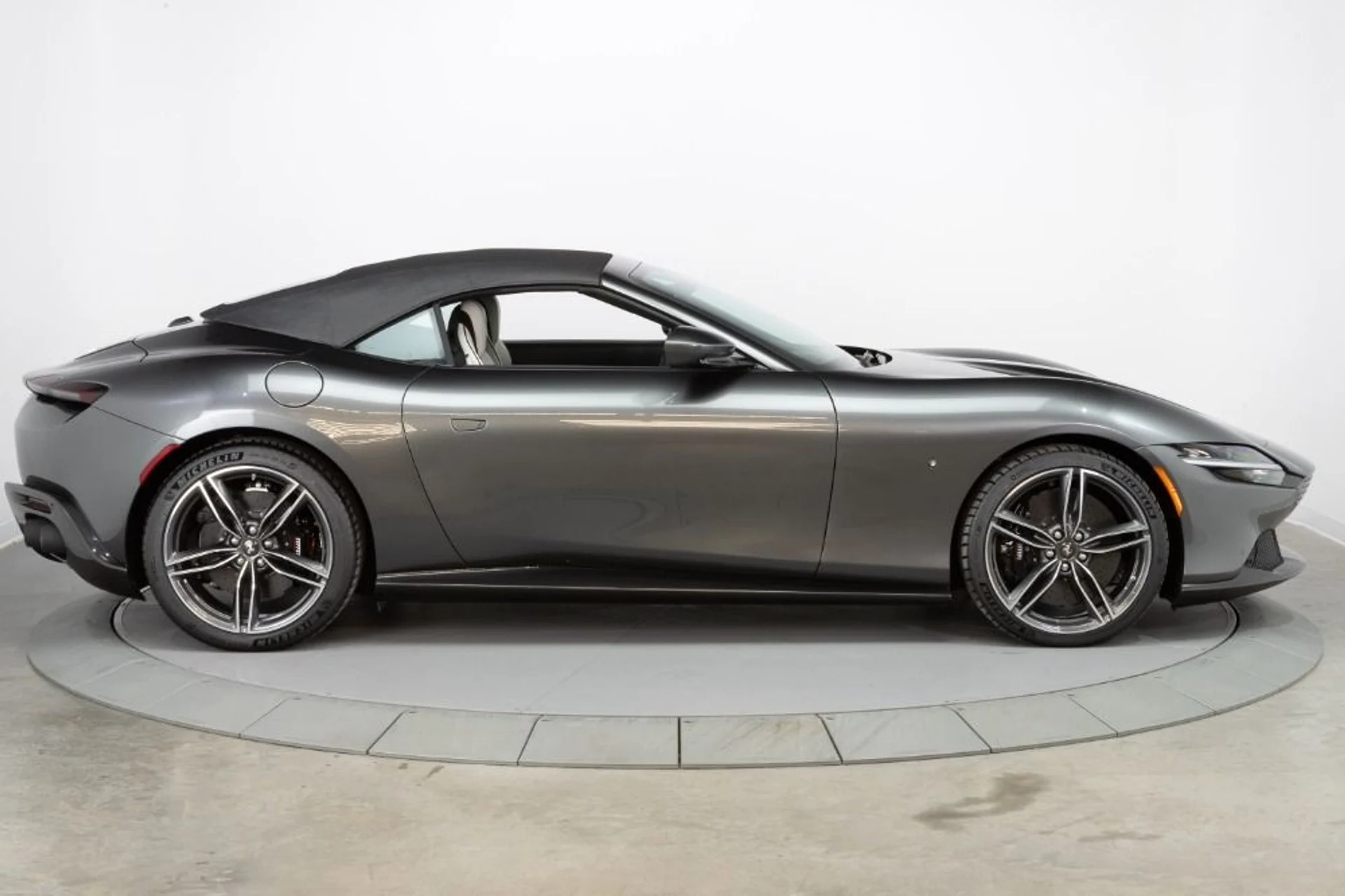 mph015_1477018640_Used_2024_Ferrari_Roma_Spider_4b170d8a24