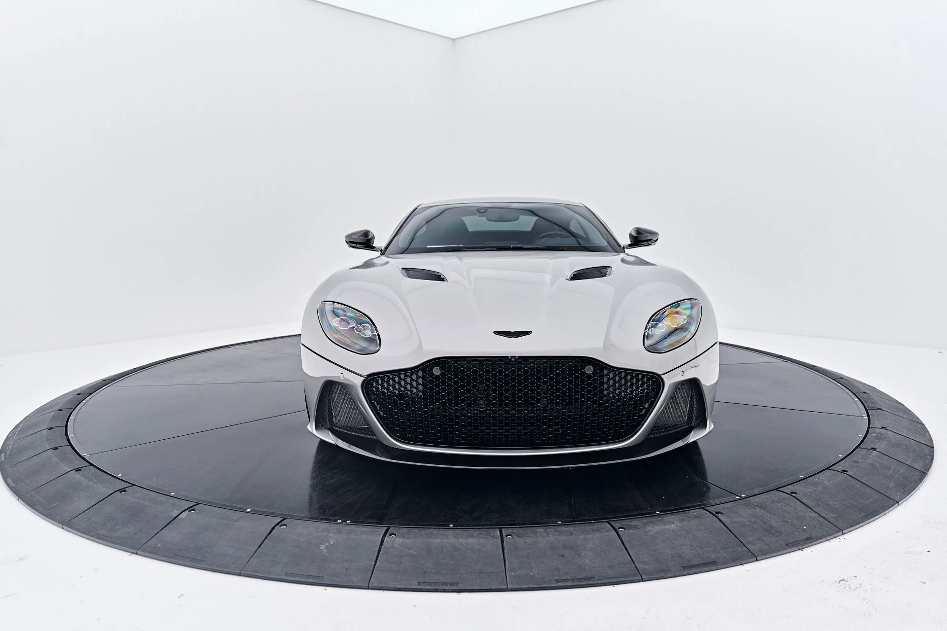 mph015_1498500846_Used_2023_Aston_Martin_DBS_1790369849_bf14c2f185