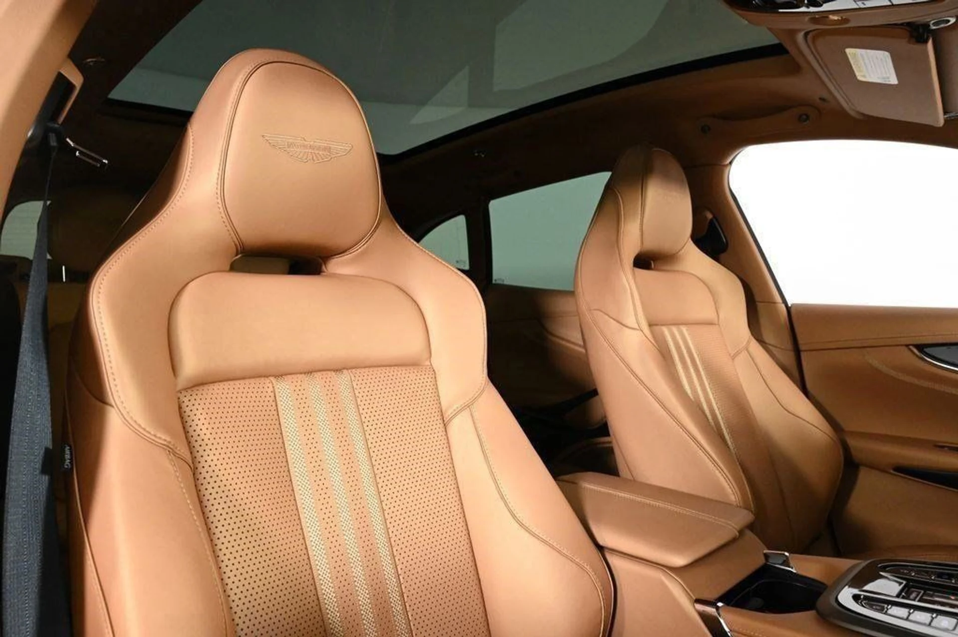 mph015_1499385413_new_2025_aston_martin_dbx_707awd_11350_22854869_15_1024_182c5ffcd1
