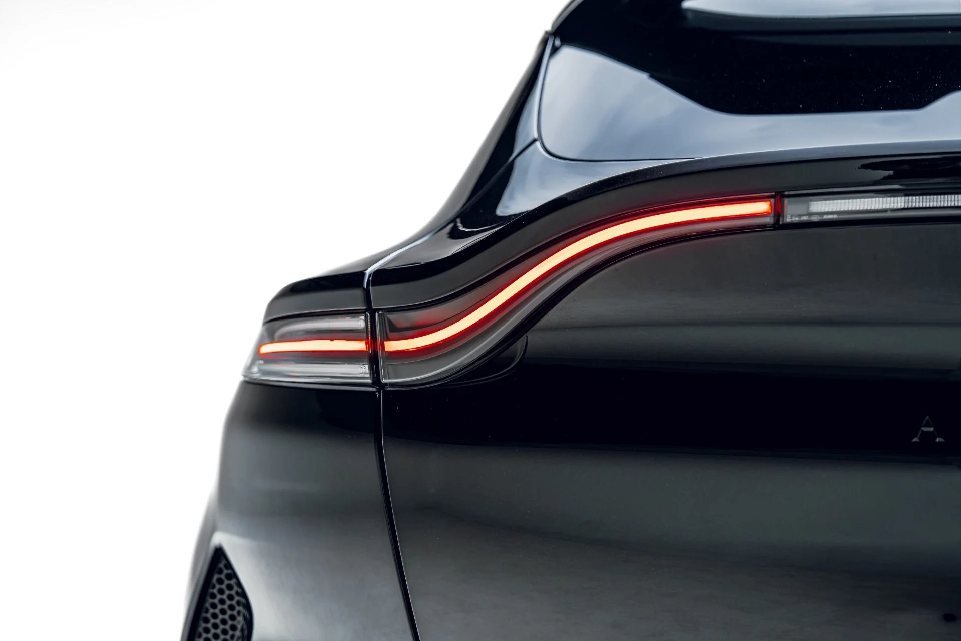 mph015_1569387454_Used_2023_Aston_Martin_DBX_707_1782930729_8c26191b6f