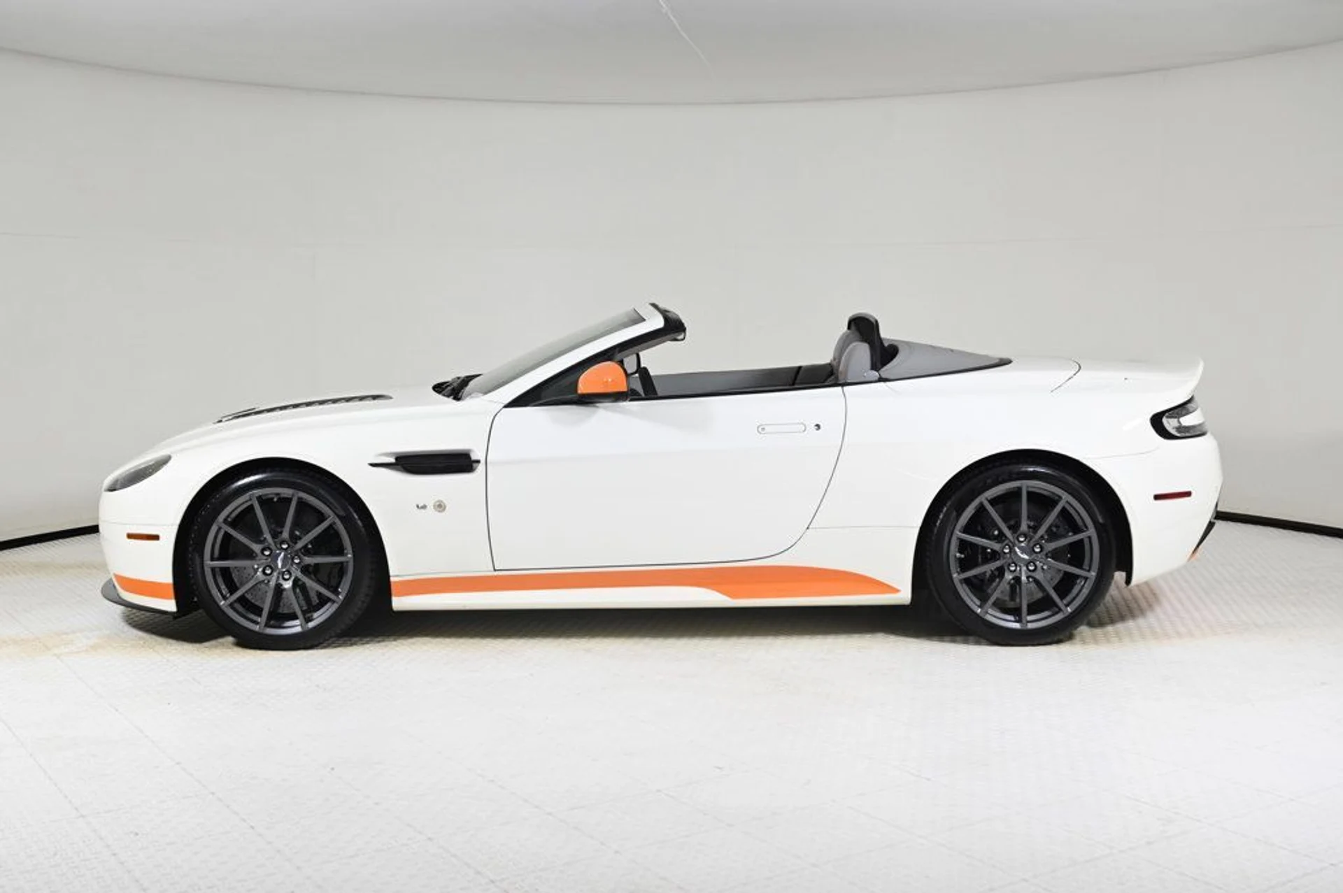 mph015_1582871066_used_2017_aston_martin_v12_vantage_s_11350_22970914_15_1024_602a398c2a