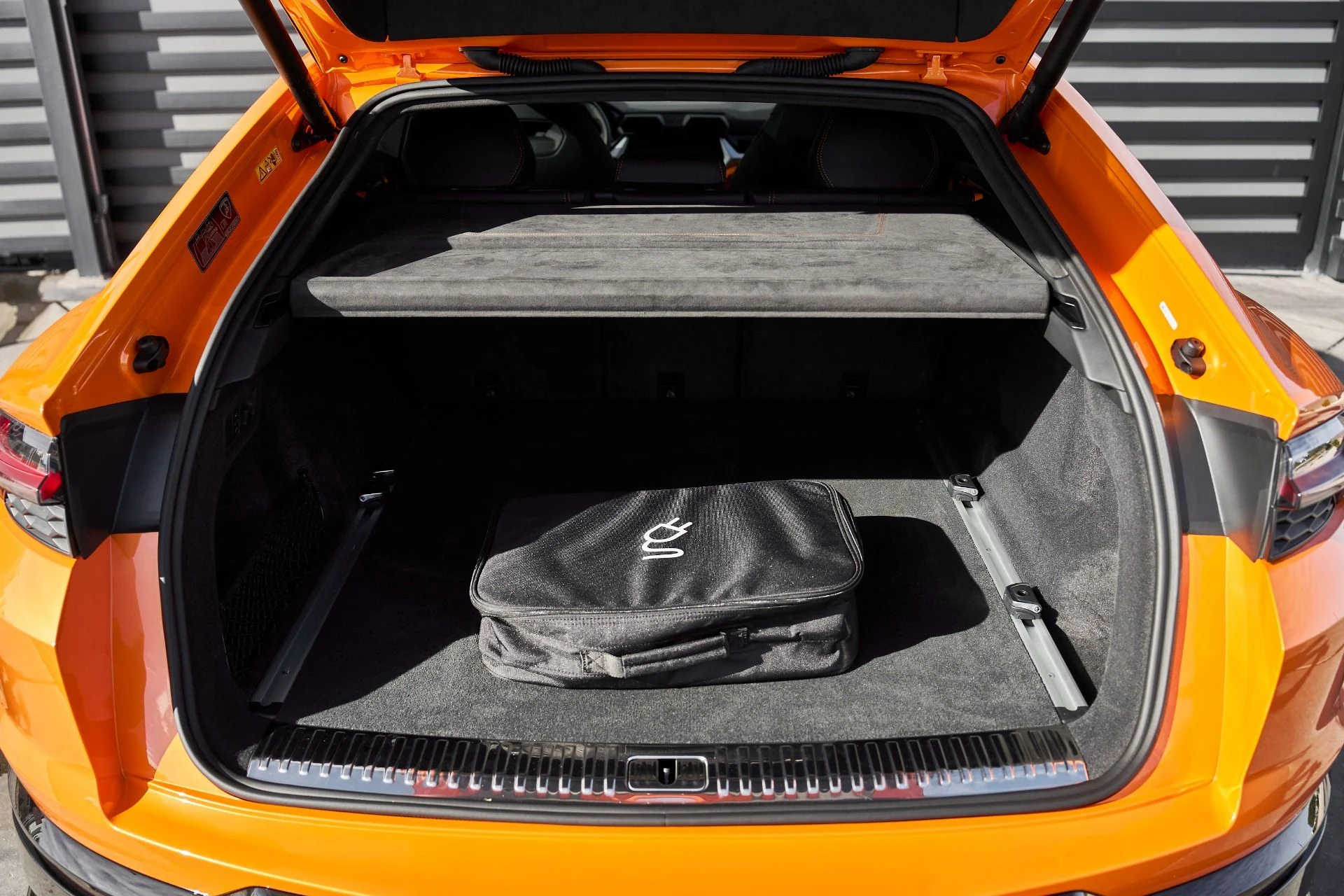 mph015_1587441861_Used_2025_Lamborghini_Urus_SE_1763676989_391f8bc6fd