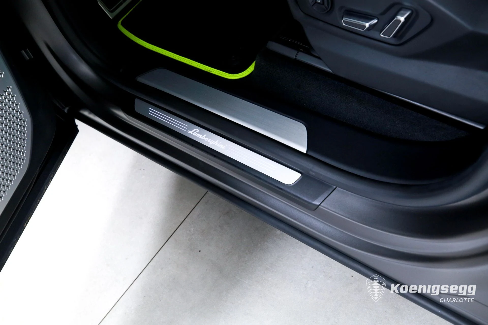 mph015_1592182278_Used_2022_Lamborghini_Urus_GRAPHITE_CAPSULE_1761055774_98ced680e3
