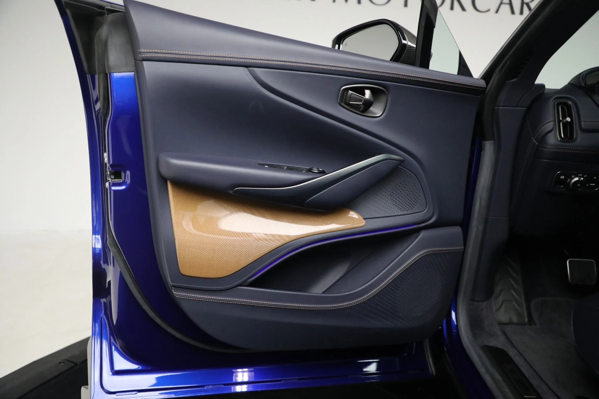 mph015_1593053811_Used_2024_Aston_Martin_DBX_707_1761597901_98c6a60d93