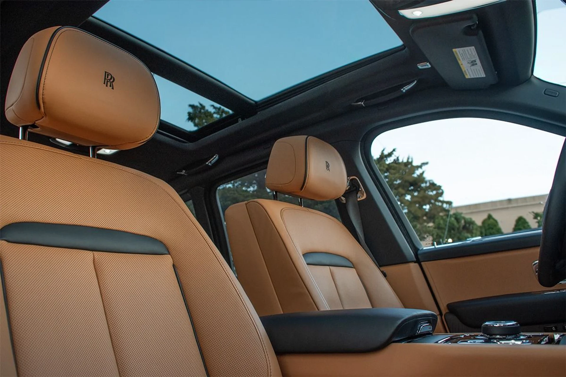 mph015_1593273305_Used_2019_Rolls_Royce_Cullinan_1739029975_9db72fb3a2