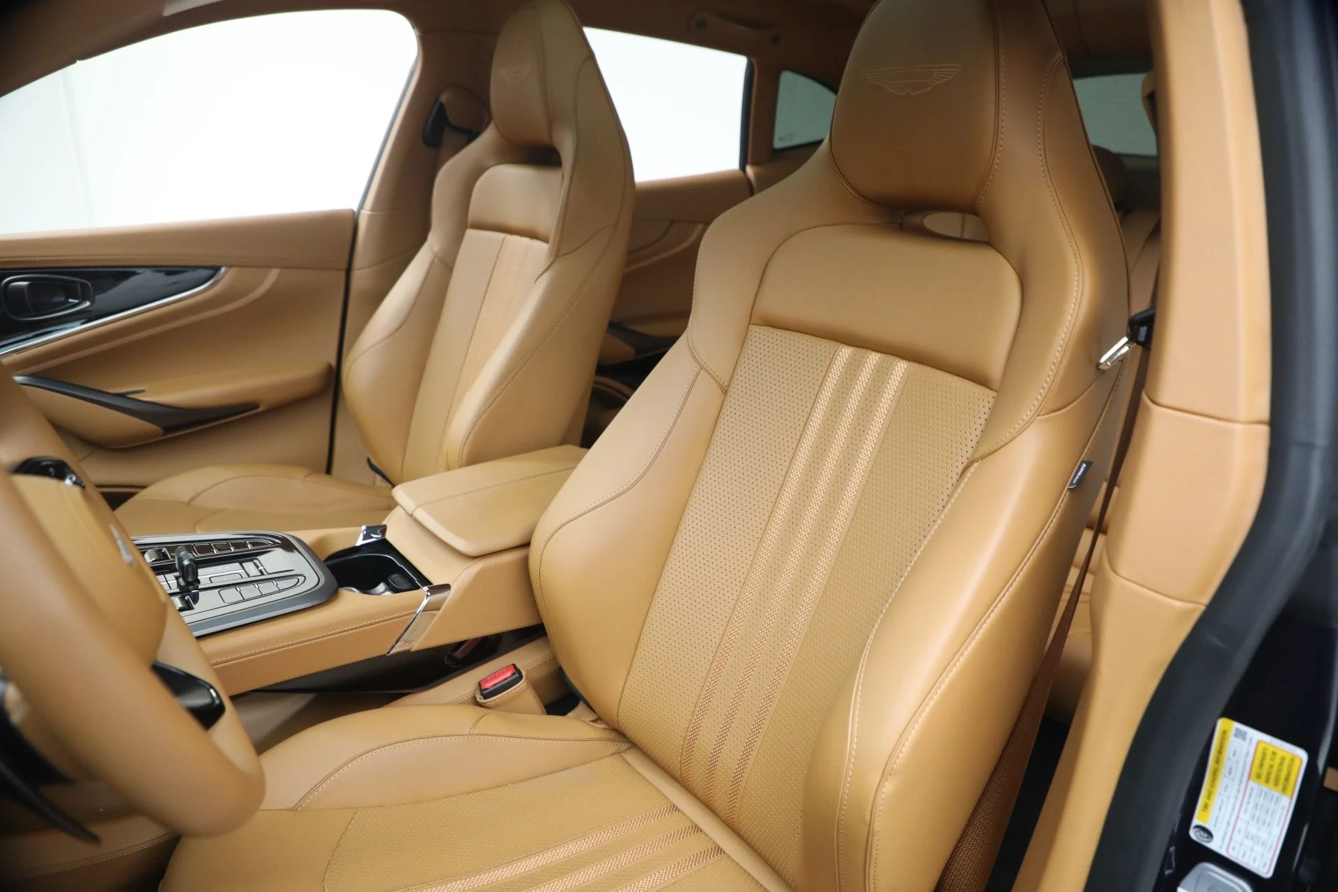 mph015_1603287646_Used_2026_Aston_Martin_DBX_707_1780937341_237c4be37a