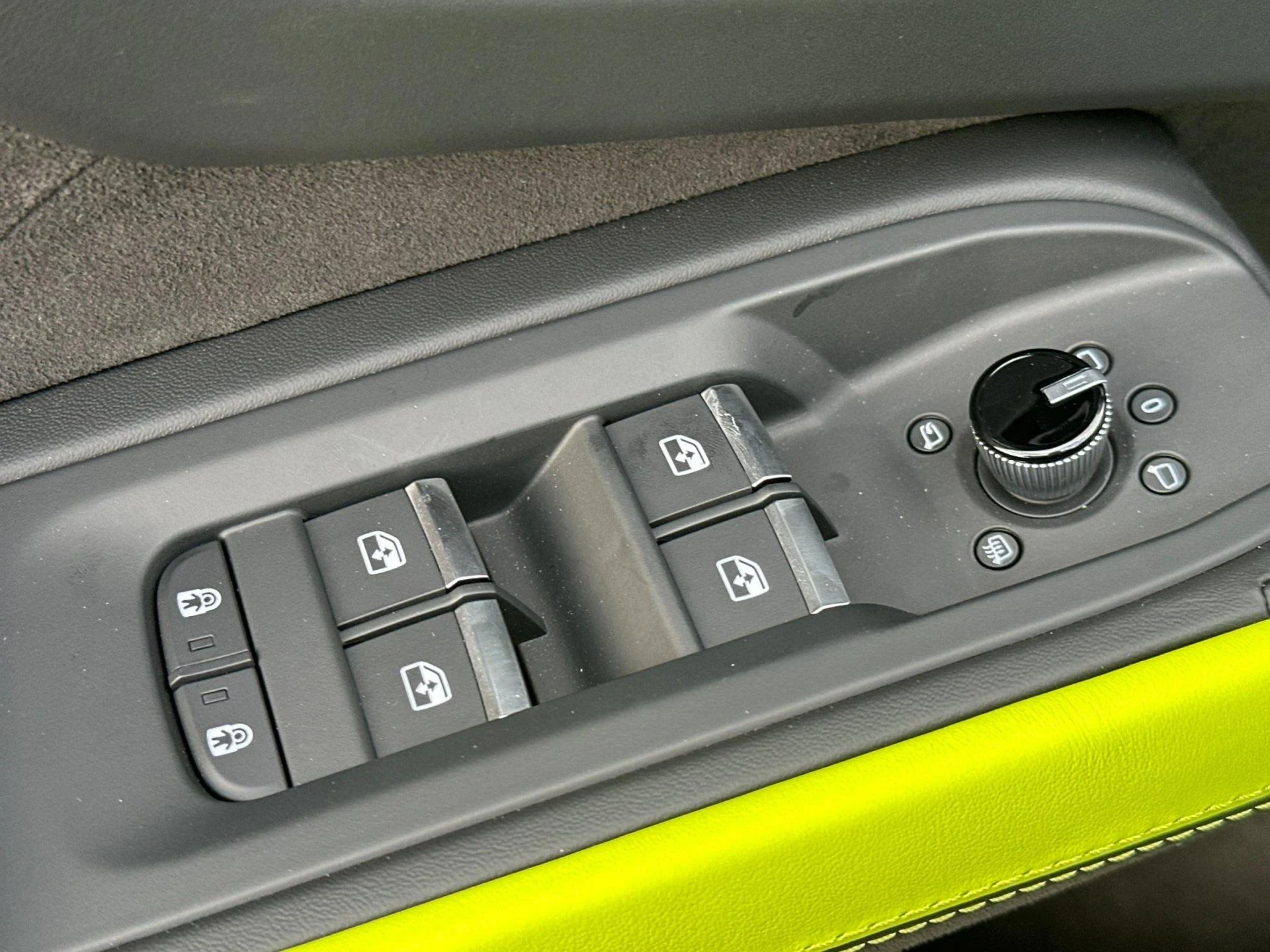 mph015_163425753_New_2025_Lamborghini_Urus_SE_1762960327_f8feca53f8