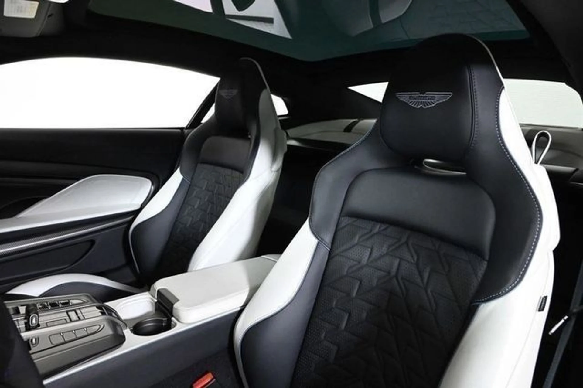 mph015_1640519245_new_2025_aston_martin_vanquish_coupe_11350_22854857_15_640_ad047b0229