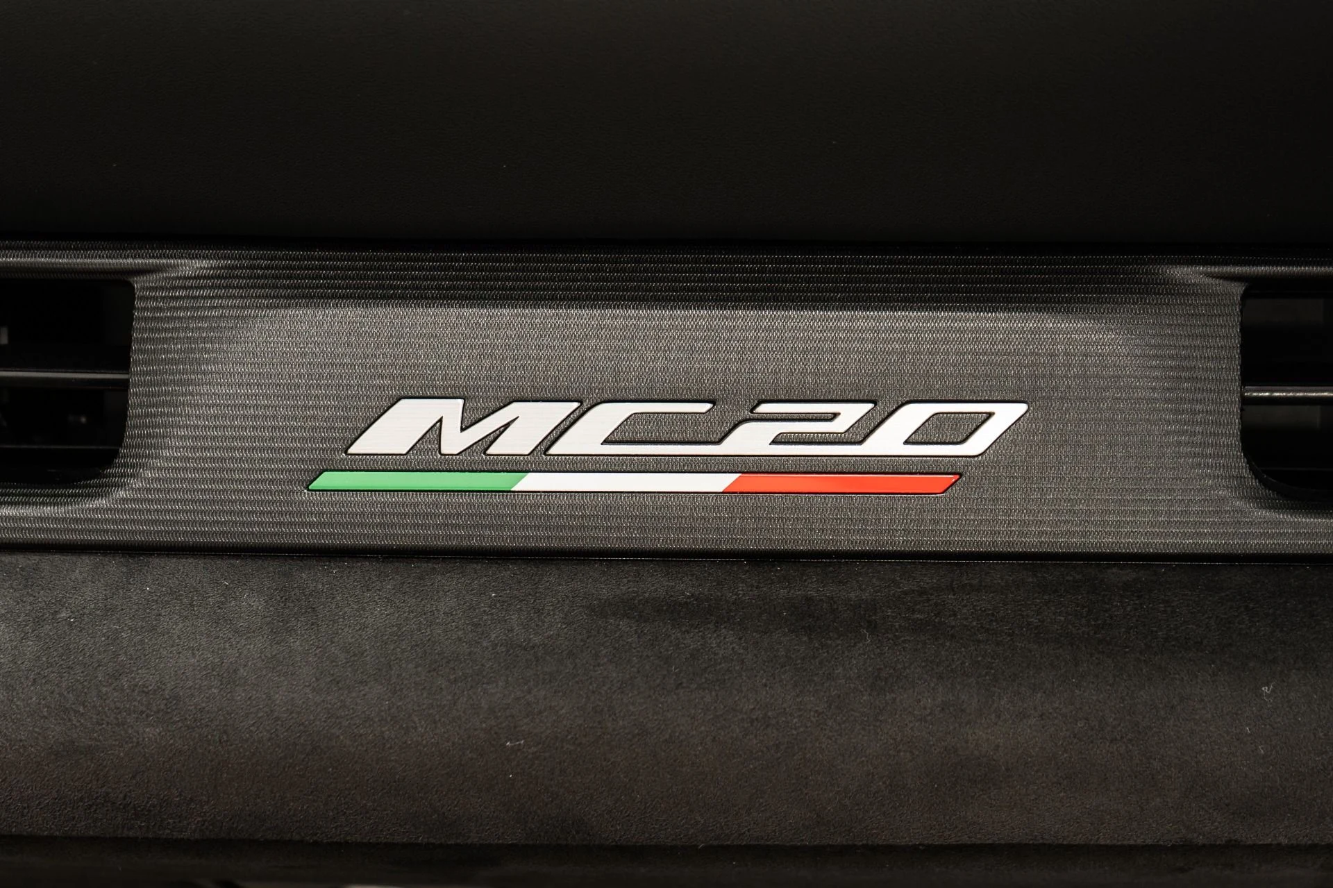mph015_1654770099_Used_2023_Maserati_MC_20_Cielo_1755620667_51b8dbd719