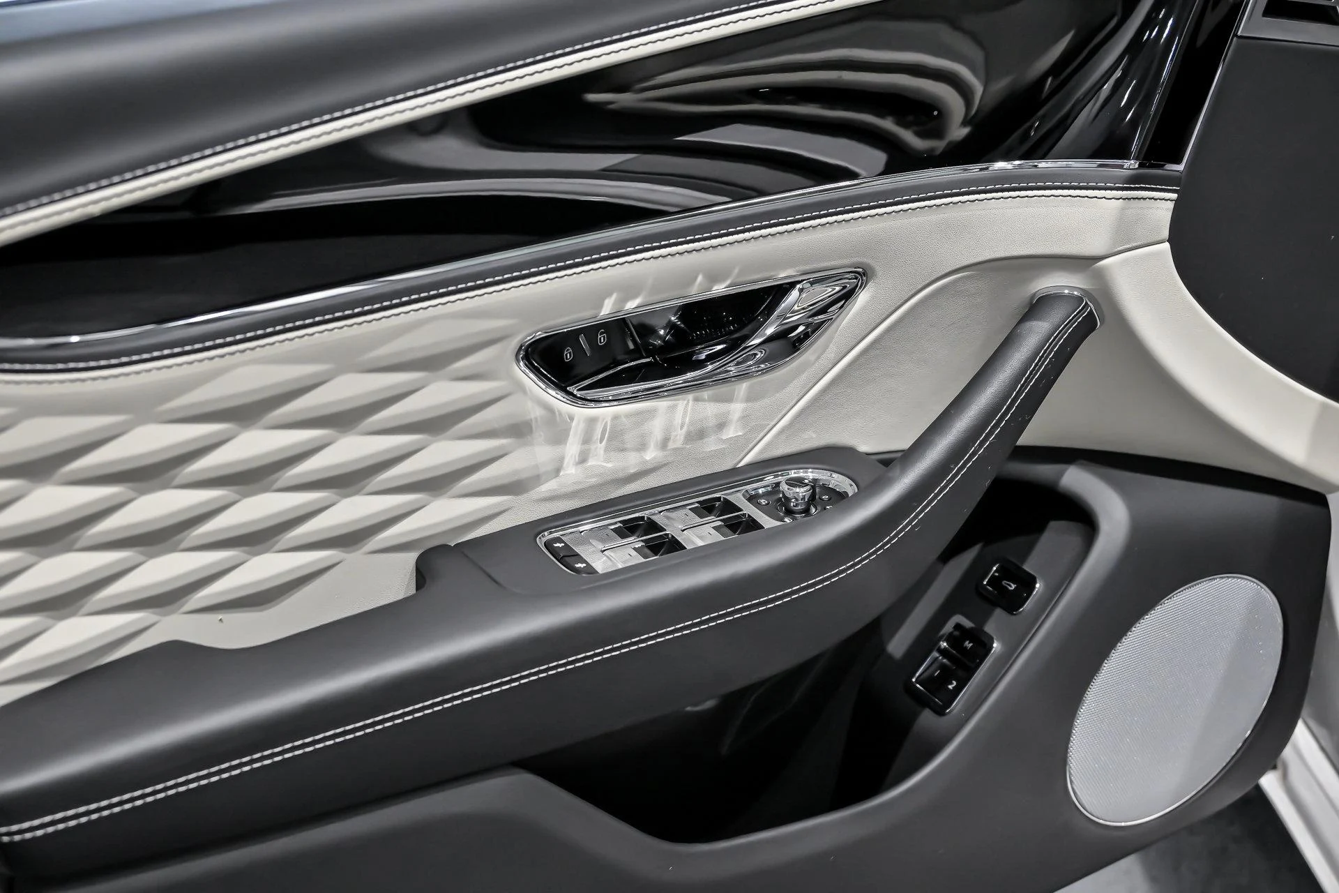 mph015_1666528596_Used_2021_Bentley_Flying_Spur_V8_1765794817_7deb9faf10