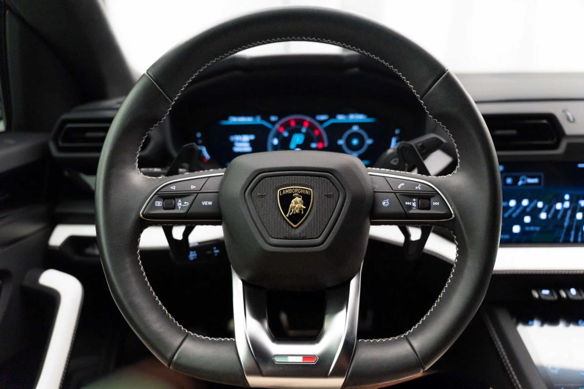 mph015_1668522998_Used_2025_Lamborghini_Urus_SE_1792099575_5496b264cf