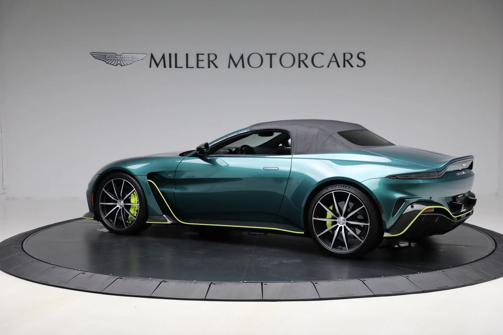 mph015_1693986548_Used_2023_Aston_Martin_Vantage_V12_60833d82fd