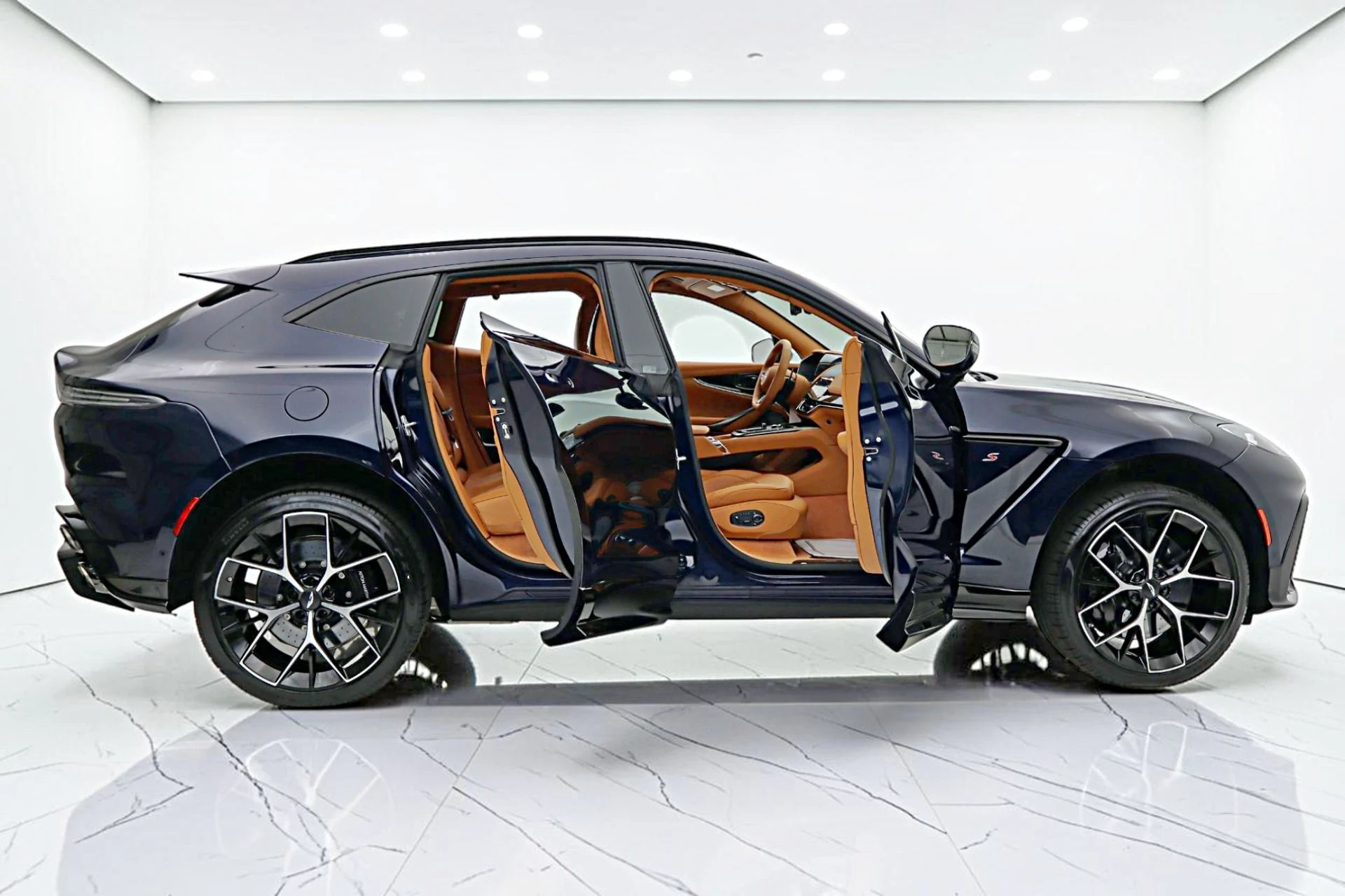 mph015_1695279979_New_2026_Aston_Martin_DBX_S_f20557112d