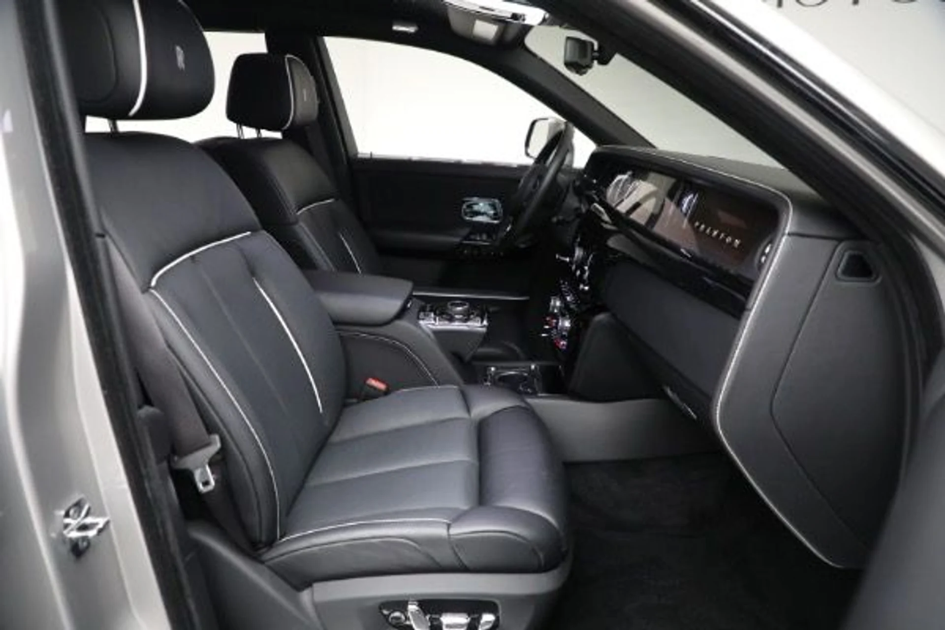 mph015_174514978_Used_2023_Rolls_Royce_Phantom_06c694f0bf