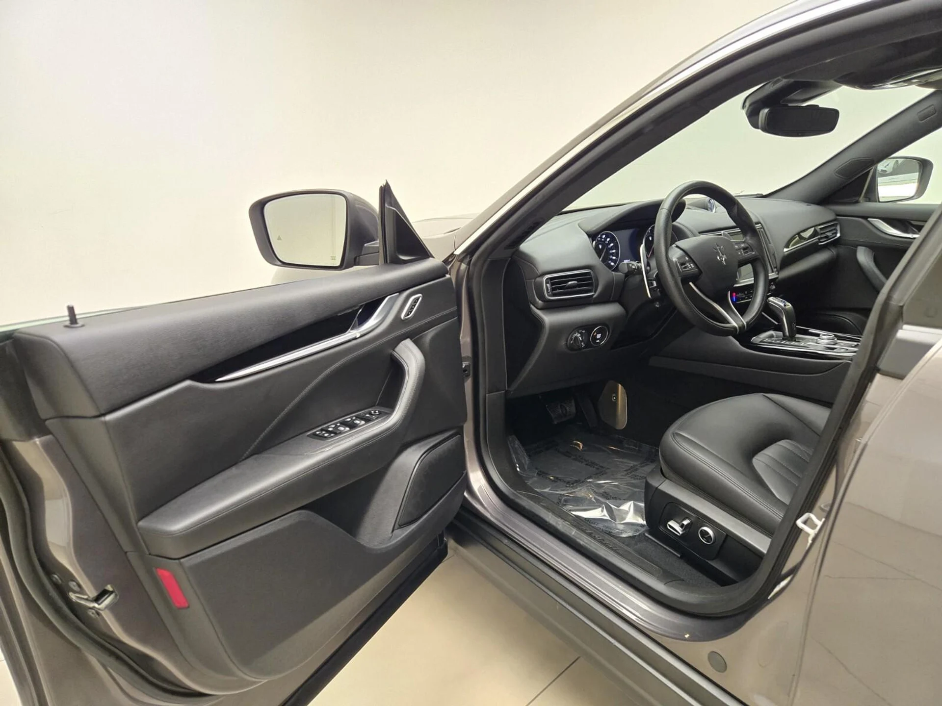 mph015_1745896060_Used_2021_Maserati_Levante_S_1768891449_186b3f4b17