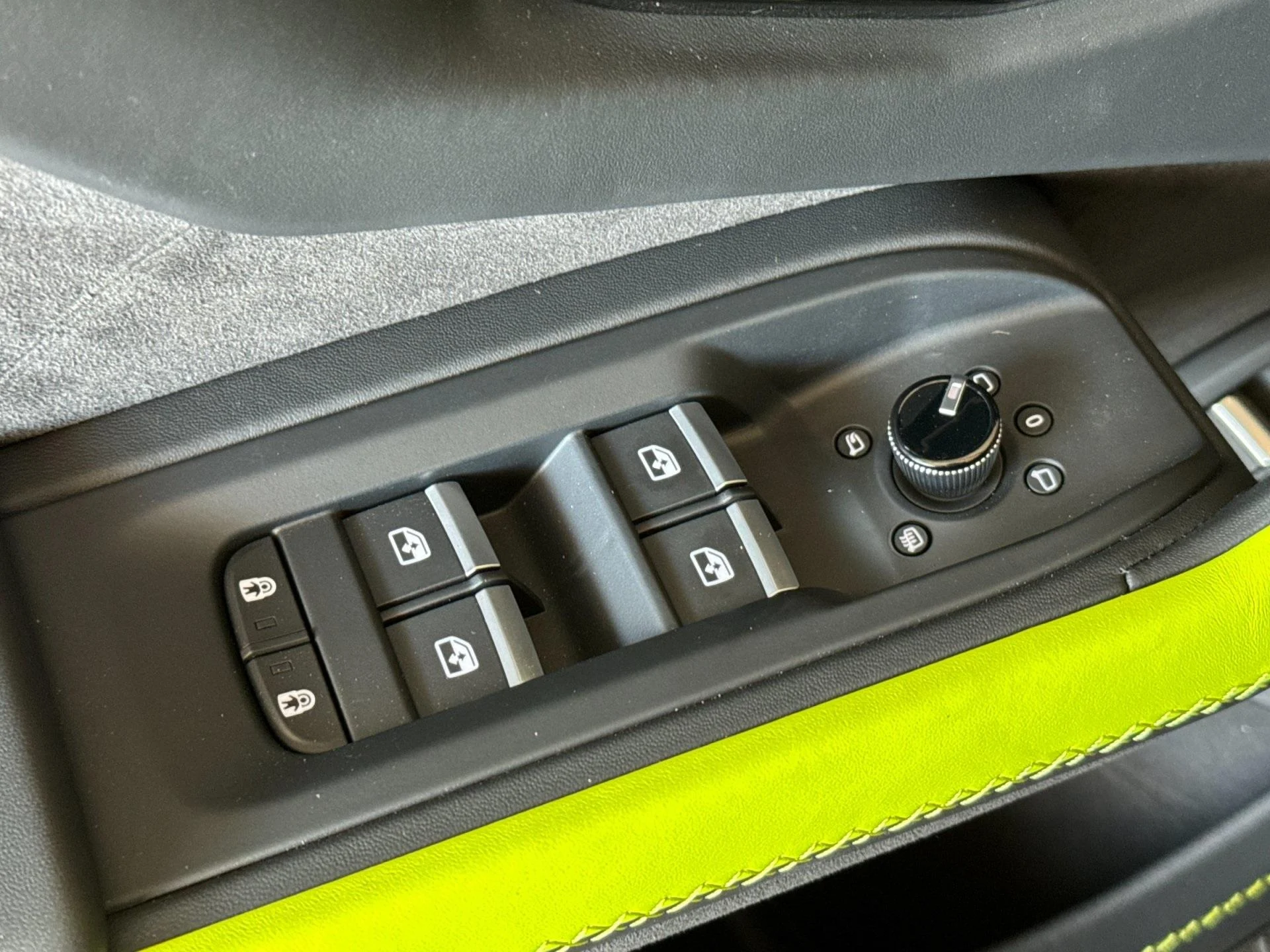 mph015_1769583178_New_2025_Lamborghini_Urus_SE_1755094448_740eb489c8