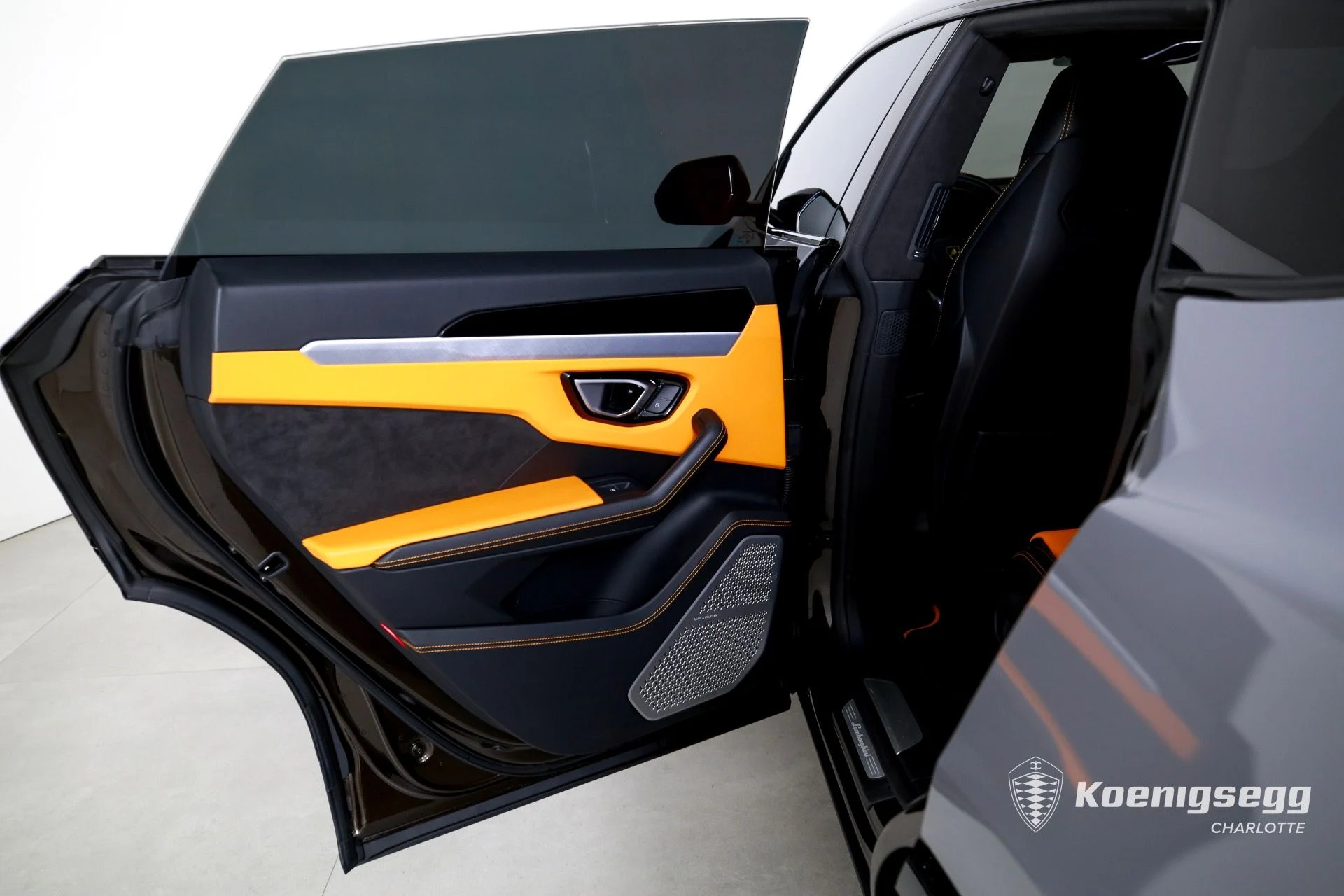 mph015_1786102771_Used_2019_LAMBORGHINI_URUS_1760989732_7b0f7f5eb8