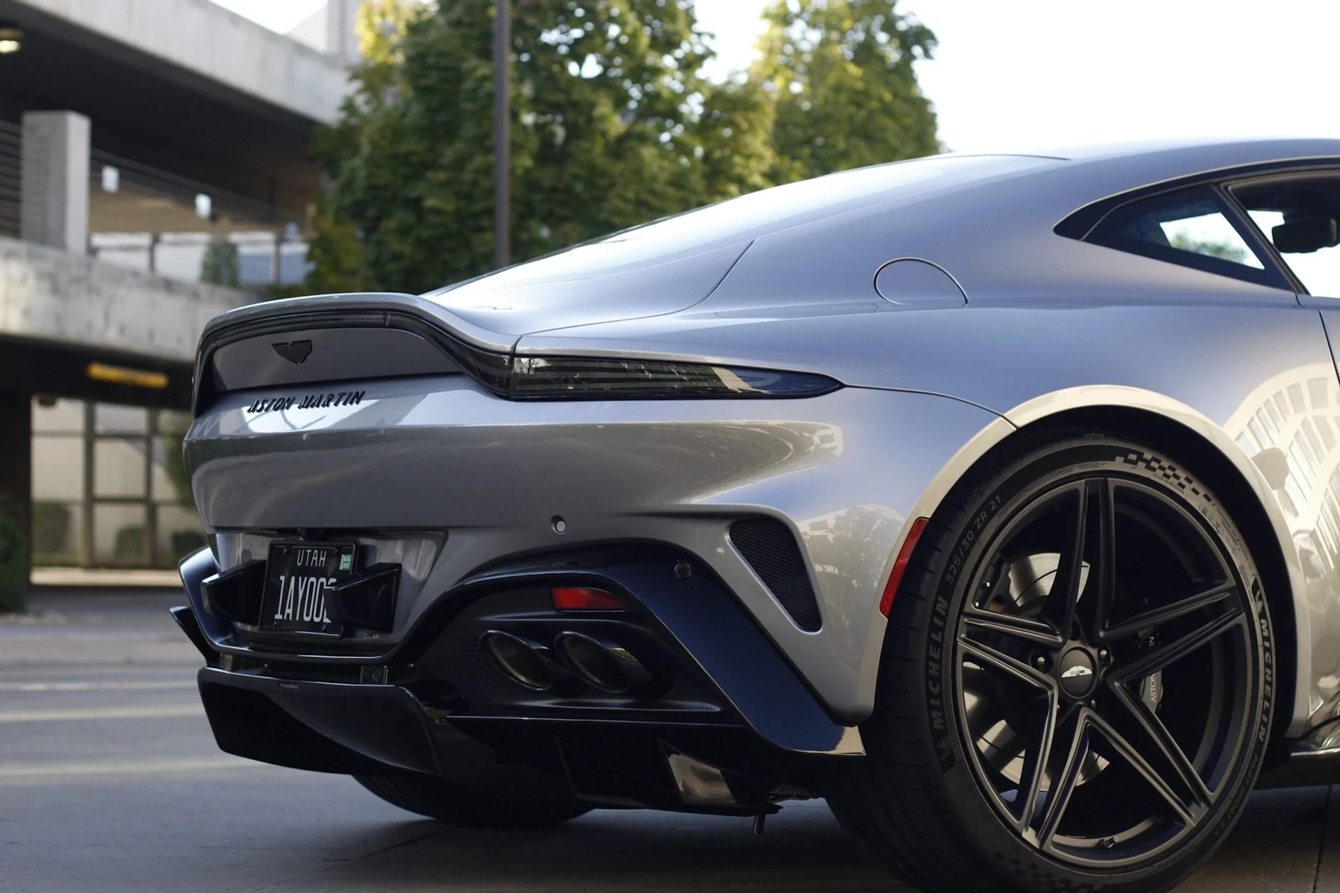 mph015_180322851_Used_2025_Aston_Martin_Vantage_1788306655_082394a464