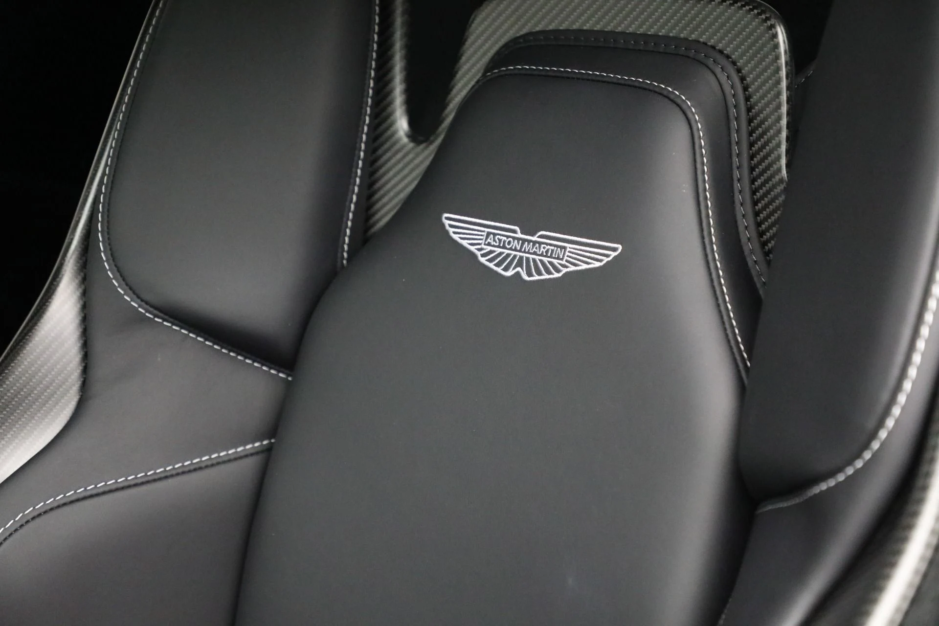 mph015_1805860368_New_2025_Aston_Martin_Vantage_a8ed8d0d8d