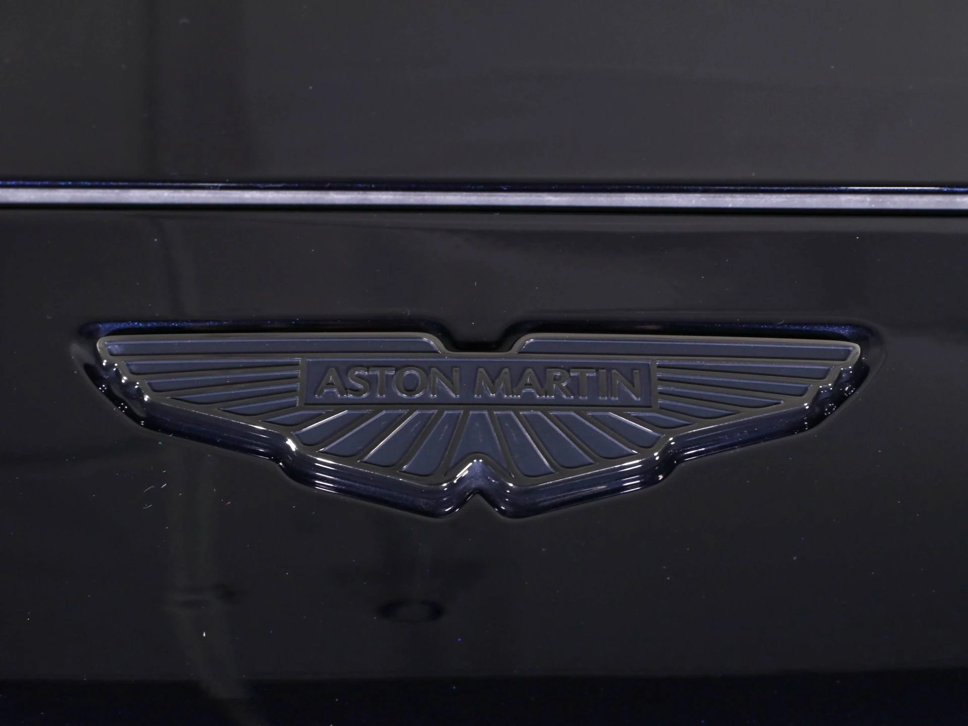 mph015_1807289575_New_2025_Aston_Martin_DBX_707_1768455345_9fd26ea6a4