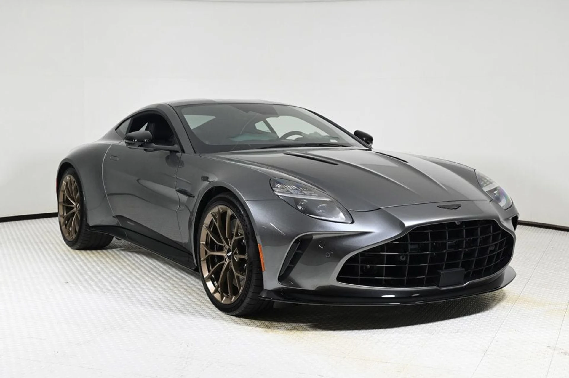 mph015_1811298315_used_2026_aston_martin_vantage_11350_22917538_15_1024_acee8a8d41