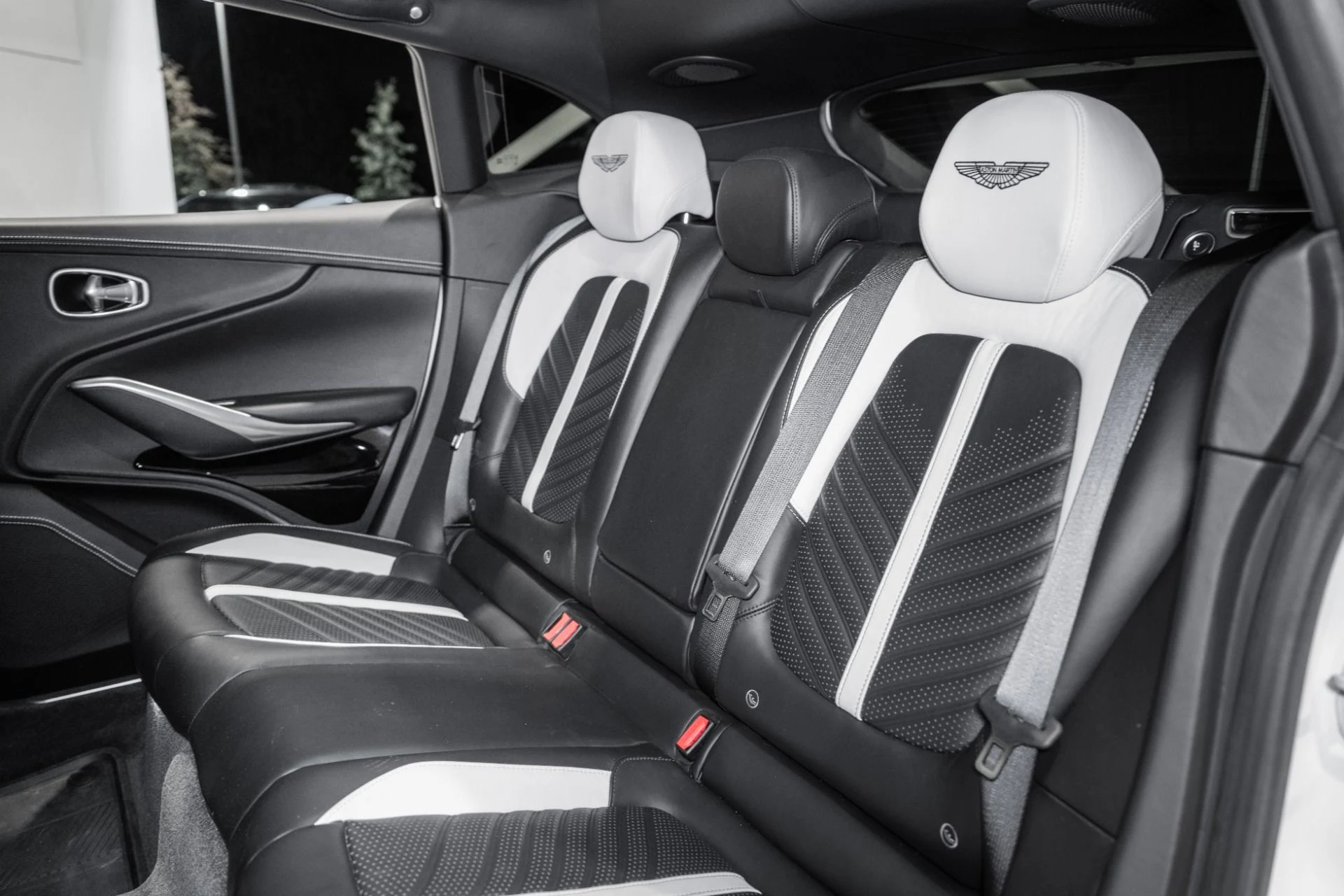 mph015_1875421223_Used_2023_Aston_Martin_DBX_707_1761749500_61af1cd032