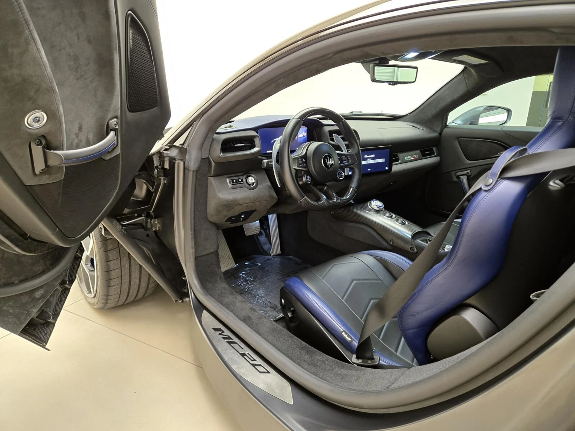 mph015_1886140861_Used_2022_Maserati_MC_20_1767077620_cedbcc6d9d