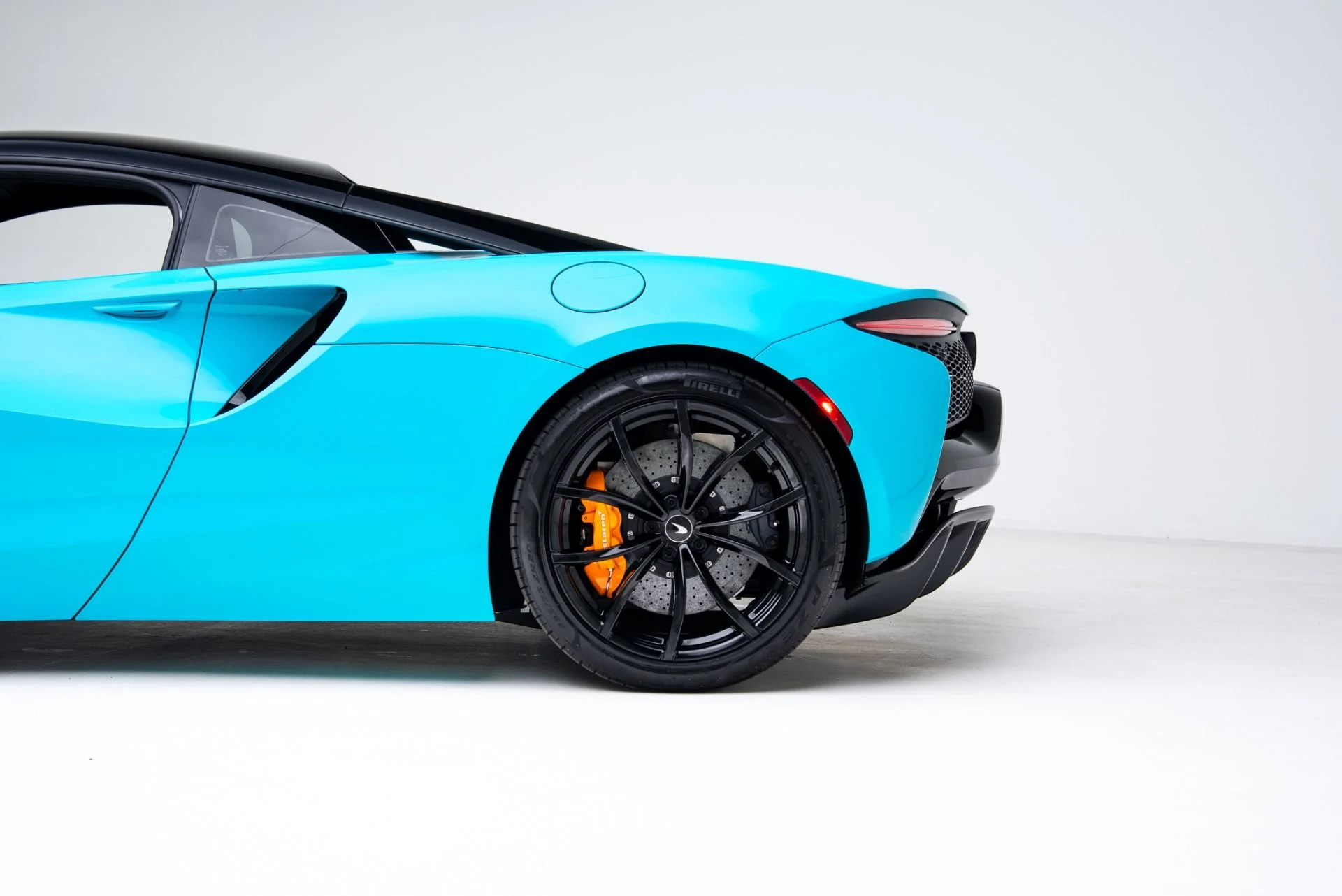 mph015_1886737324_Used_2023_Mc_Laren_Artura_1770682323_347c06eb3a